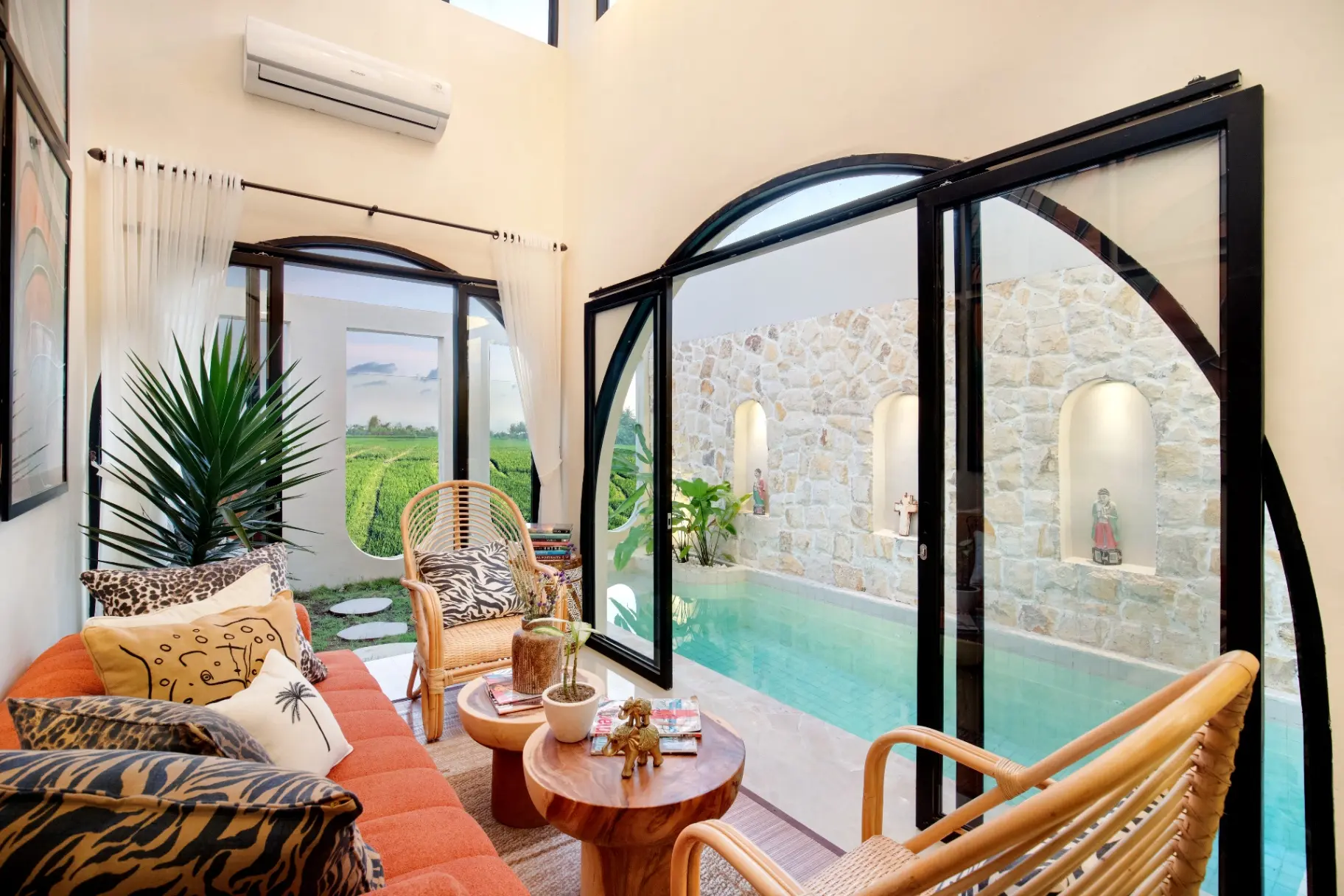 Private 1BR Luxury Loft in Kaba Kaba Seseh – Pool & Bathtub, 1-bed villa for rent in Seseh – photo 2 of 15