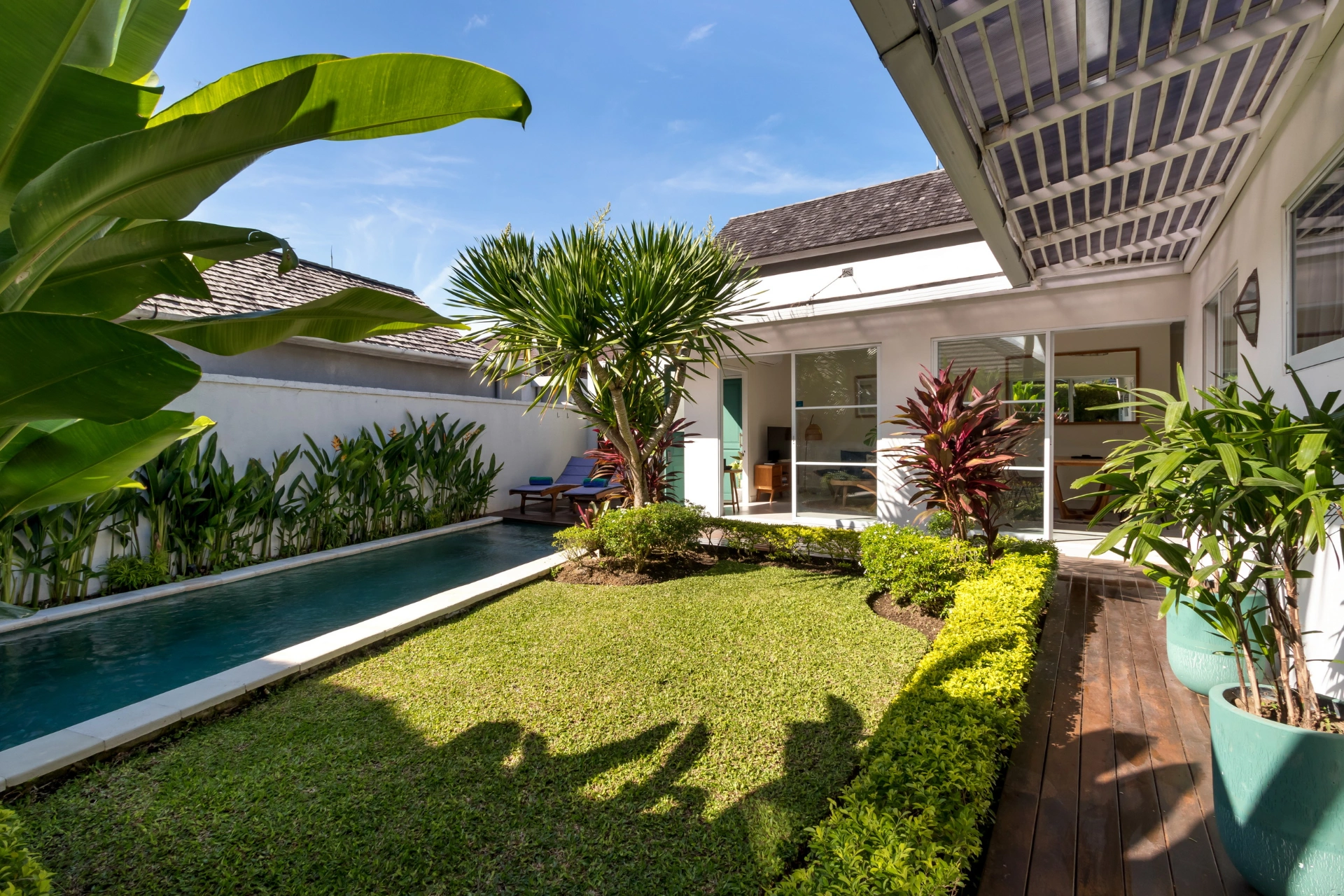 Villa Kamelia - Charming 3-Bedroom Tropical Haven with Garden in Prime Berawa, 3-bed villa for rent in Canggu – photo 5 of 15