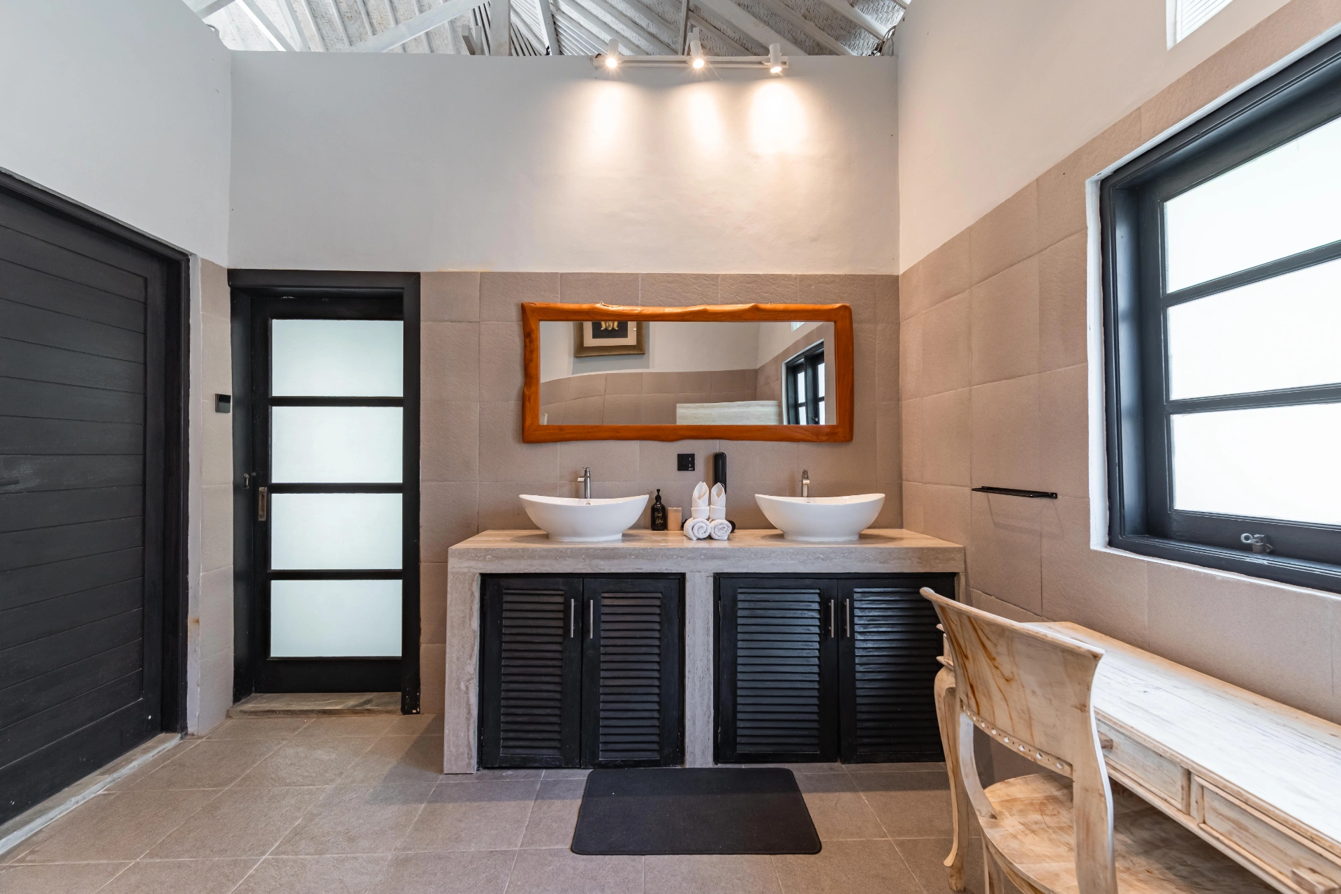 4BR Luxury Pool Villa • 2 Bathtubs • Quiet End Street • Closed Living, 4-bed villa for rent in Seminyak – photo 9 of 12