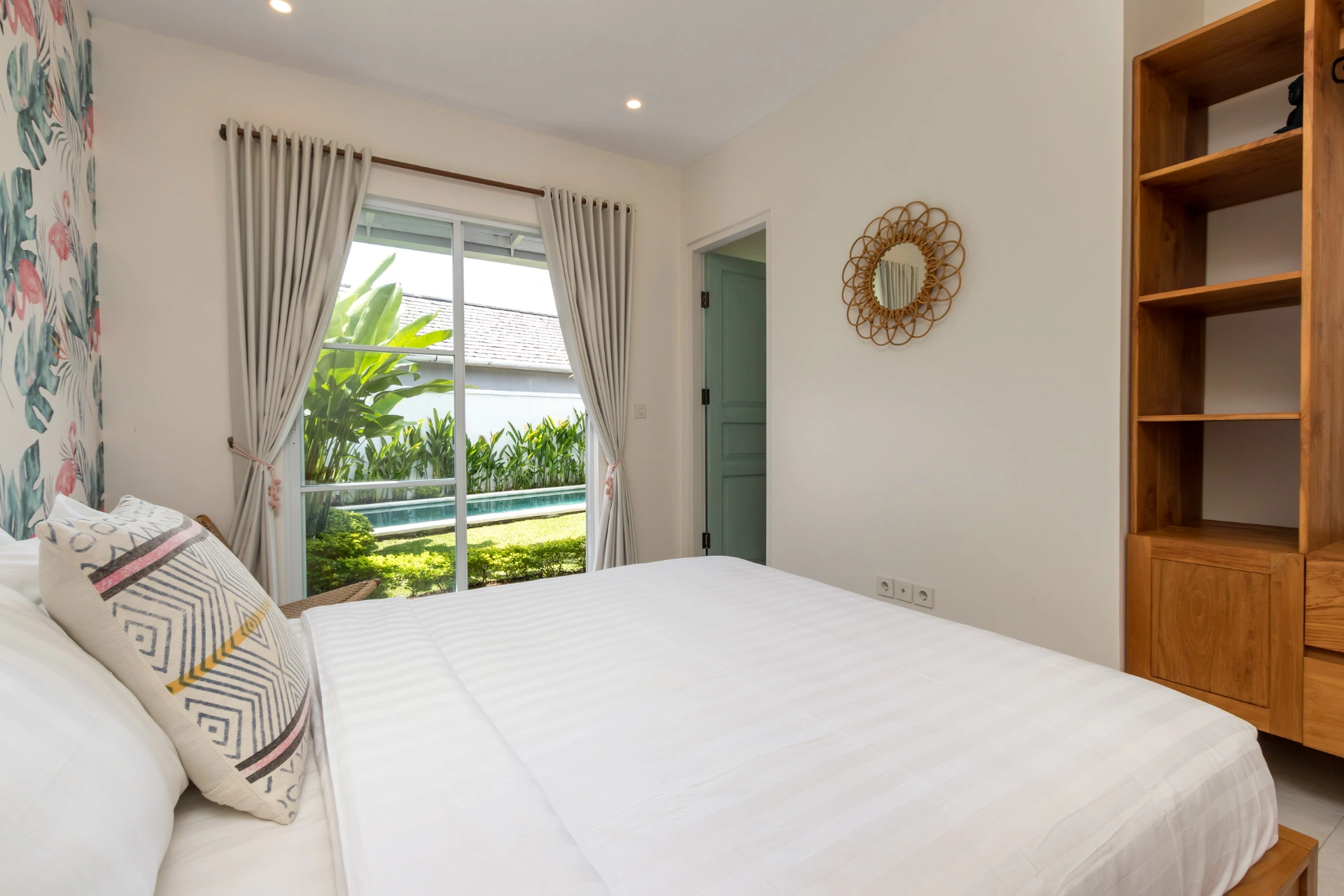 Villa Kamelia - Charming 3-Bedroom Tropical Haven with Garden in Prime Berawa, 3-bed villa for rent in Canggu – photo 13 of 15