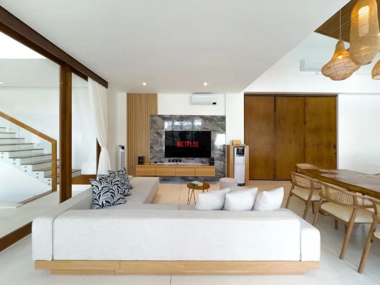 3 Bedrooms Luxurious Tropical Villa in Berawa for Sale and Rent, 3-bed villa for rent in Canggu – photo 8 of 15