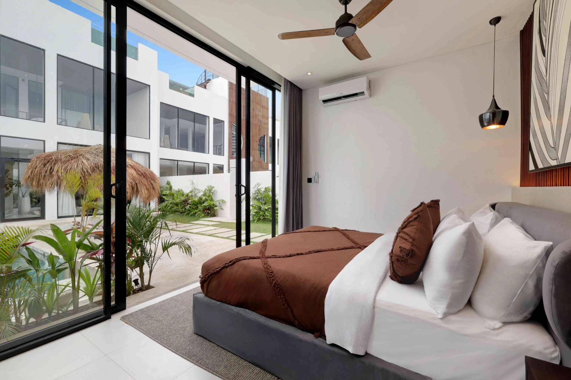 Luxury 3BR Villa w/ Rooftop Pool and Ocean Views, Lima Beach, 3-bed villa for rent in Pererenan – photo 14 of 15