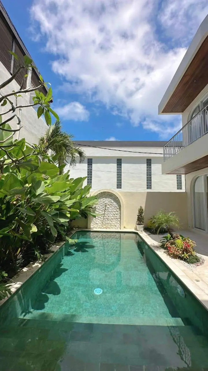 Spacious 3BR Villa w/ Private Pool and Rooftop Jacuzzi, 3-bed villa for rent in Uluwatu – photo 2 of 15