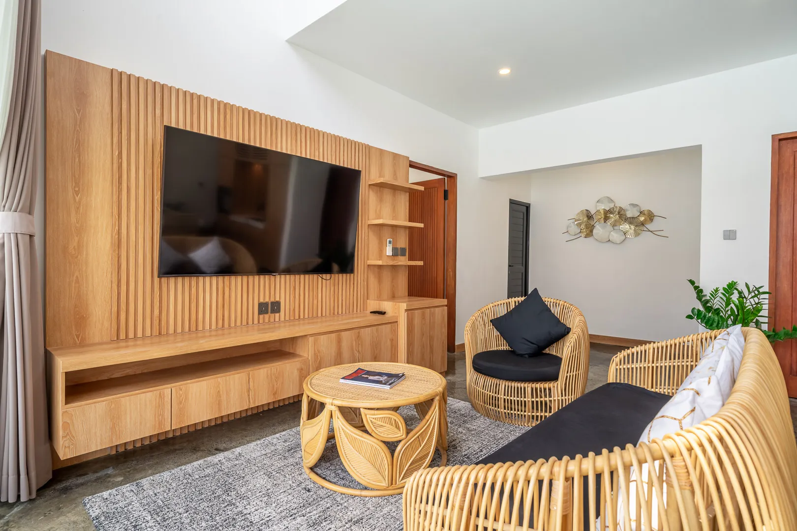 3BR Luxury Villa with Jacuzzi and Garden between Canggu and Umalas, 3-bed villa for rent in Canggu – photo 7 of 15