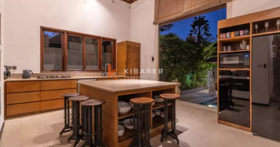 Tropical Hideaway - Expansive 5BR Villa in Seminyak's Golden Triangle, 5-bed villa for rent in Seminyak – photo 4 of 14