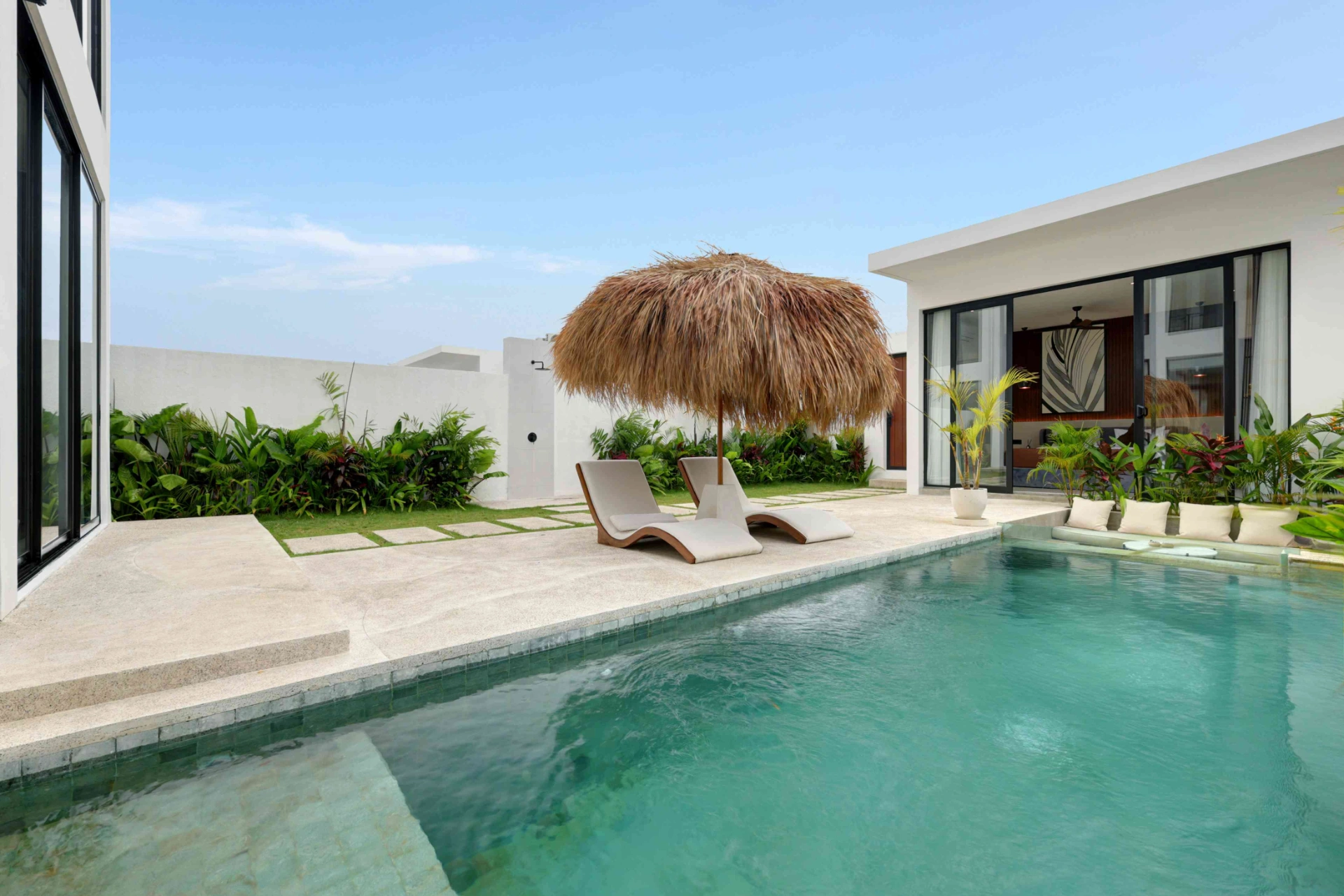 Luxury 3BR Villa w/ Rooftop Pool and Ocean Views, Lima Beach, 3-bed villa for rent in Pererenan – photo 13 of 15