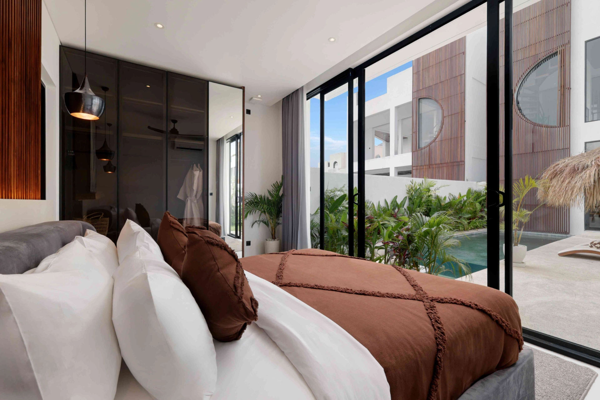 Luxury 3BR Villa w/ Rooftop Pool and Ocean Views, Lima Beach, 3-bed villa for rent in Pererenan – photo 10 of 15