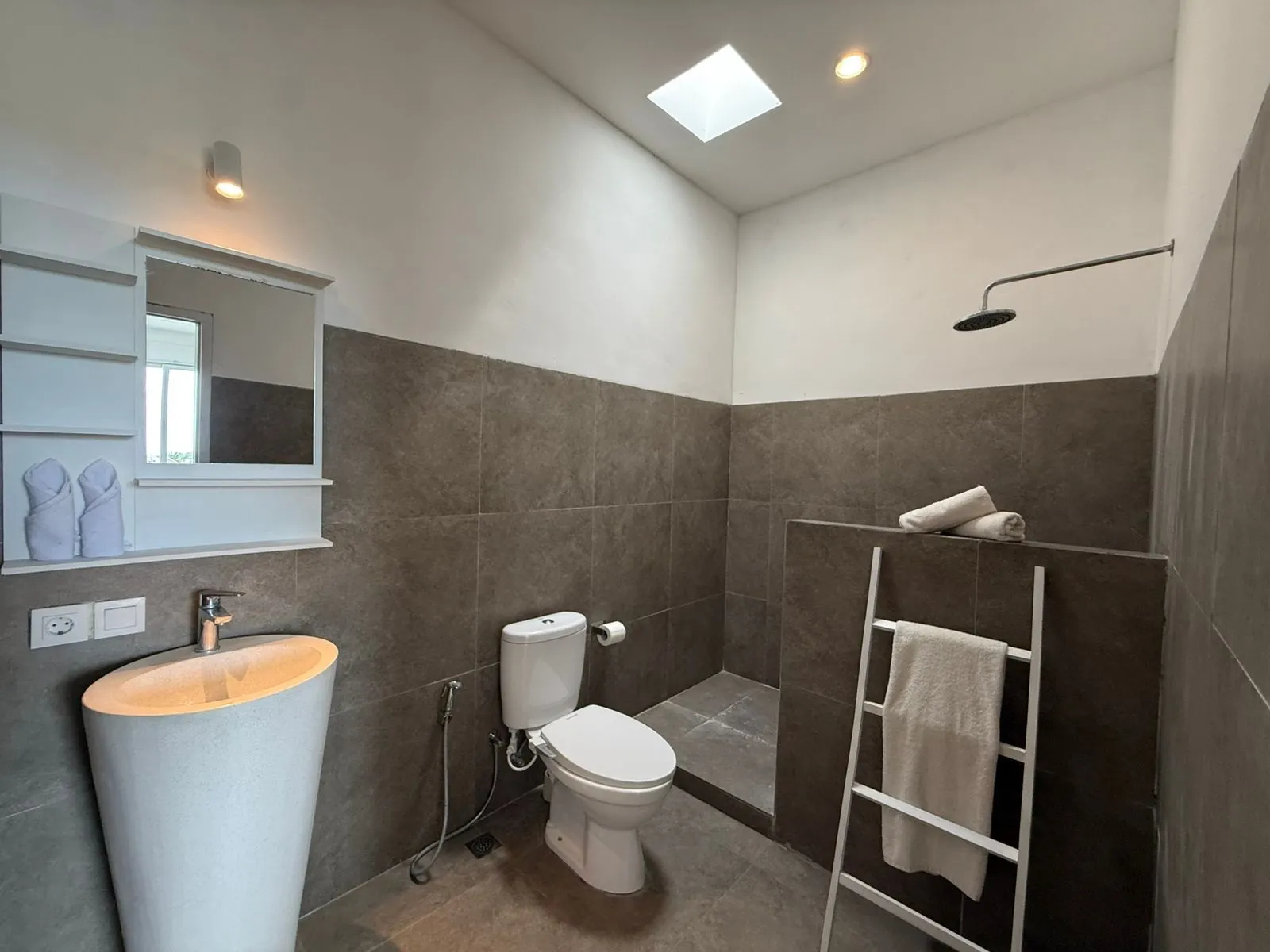 Villa For Rent 5 Bed In Kerobokan,Badung Bali, 5-bed villa for rent in Canggu – photo 2 of 15