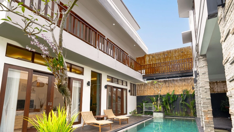 3BR Villa with Garden in Prime Berawa, 3-bed villa for rent in Canggu – photo 2 of 9