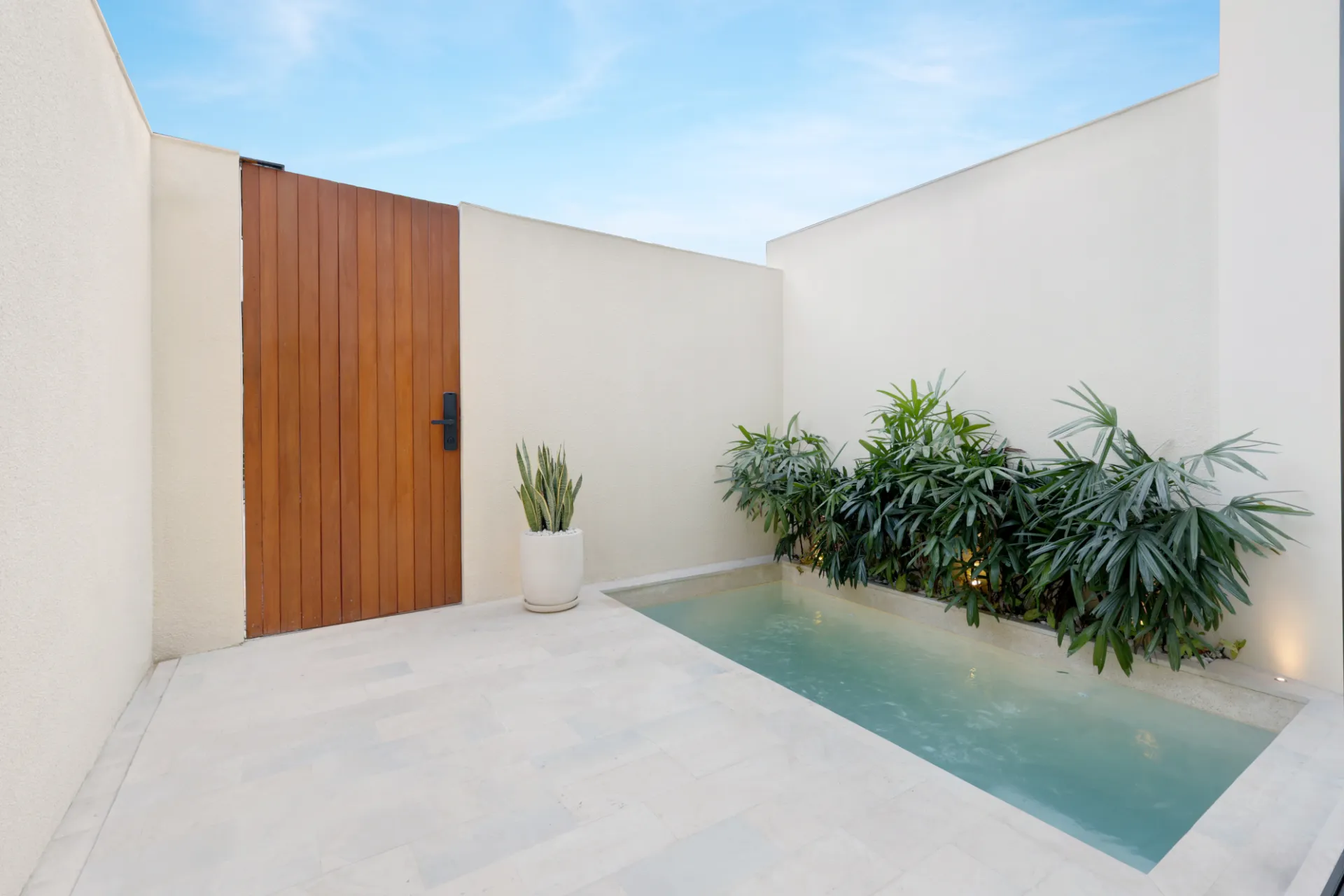 Minimalist Modern Oasis III Townhouses Berawa 2-bedrooms! 2mins to Berawa Beach, 2-bed villa for rent in Canggu – photo 9 of 15