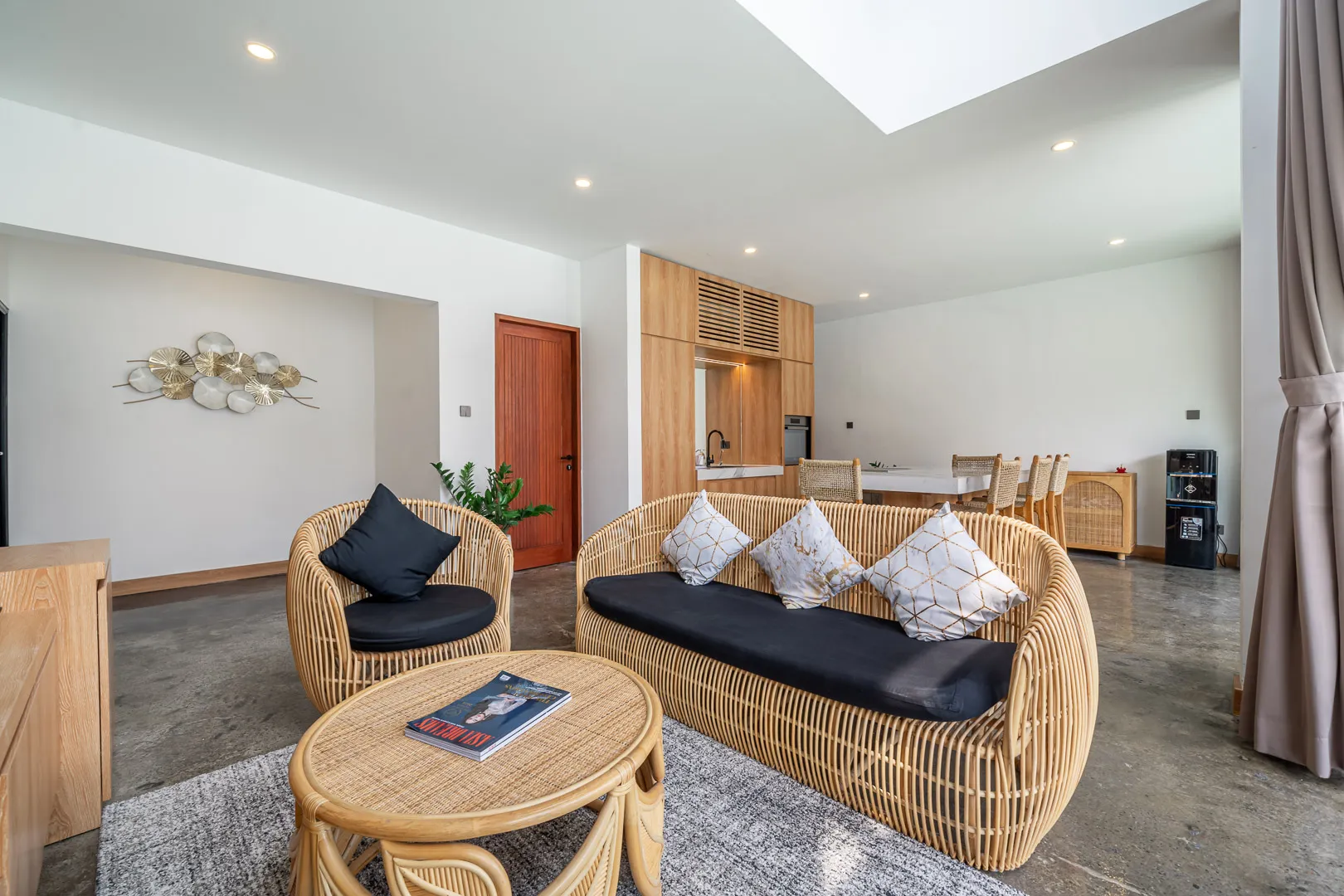 3BR Luxury Villa with Jacuzzi and Garden between Canggu and Umalas, 3-bed villa for rent in Canggu – photo 8 of 15