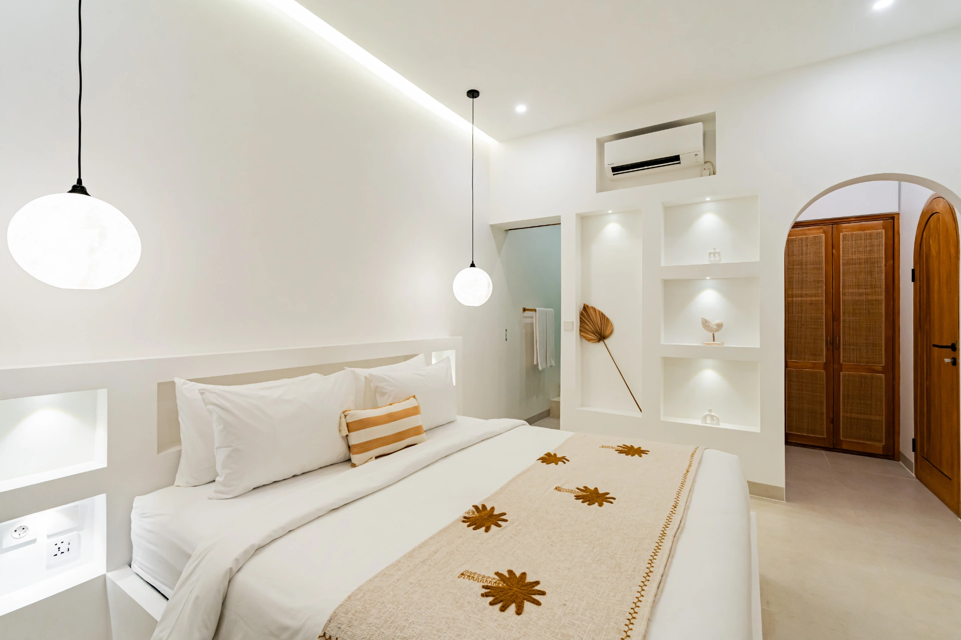 Luxury 2BR Pool Villa • Walk to La Brisa & Echo Beach, 2-bed villa for rent in Canggu – photo 5 of 15