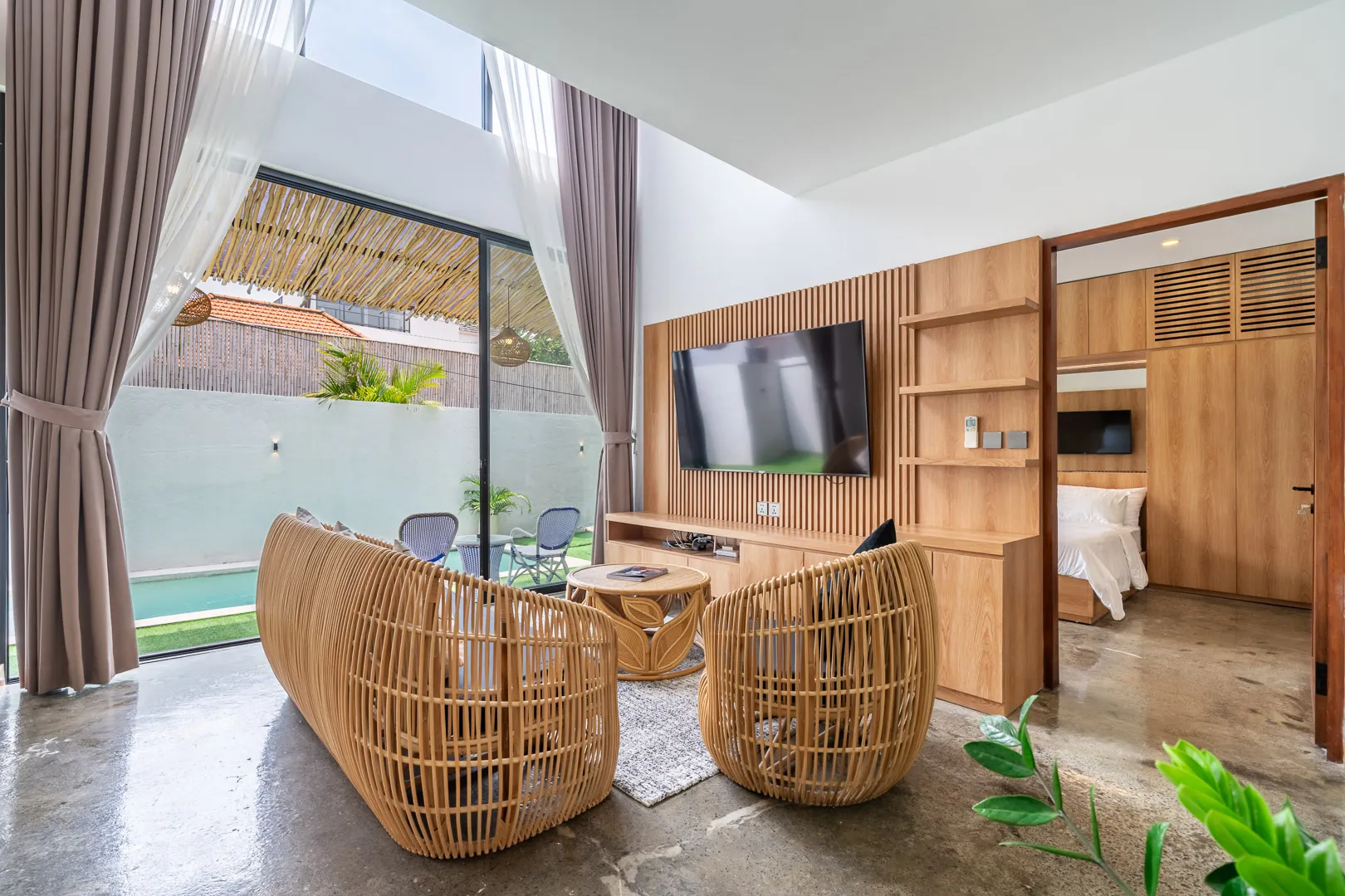 3BR Luxury Villa with Jacuzzi and Garden between Canggu and Umalas, 3-bed villa for rent in Canggu – photo 13 of 15