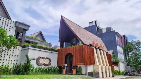 6 Bedrooms Villa for Rent in Seminyak, 6-bed villa for rent in Seminyak – photo 2 of 15