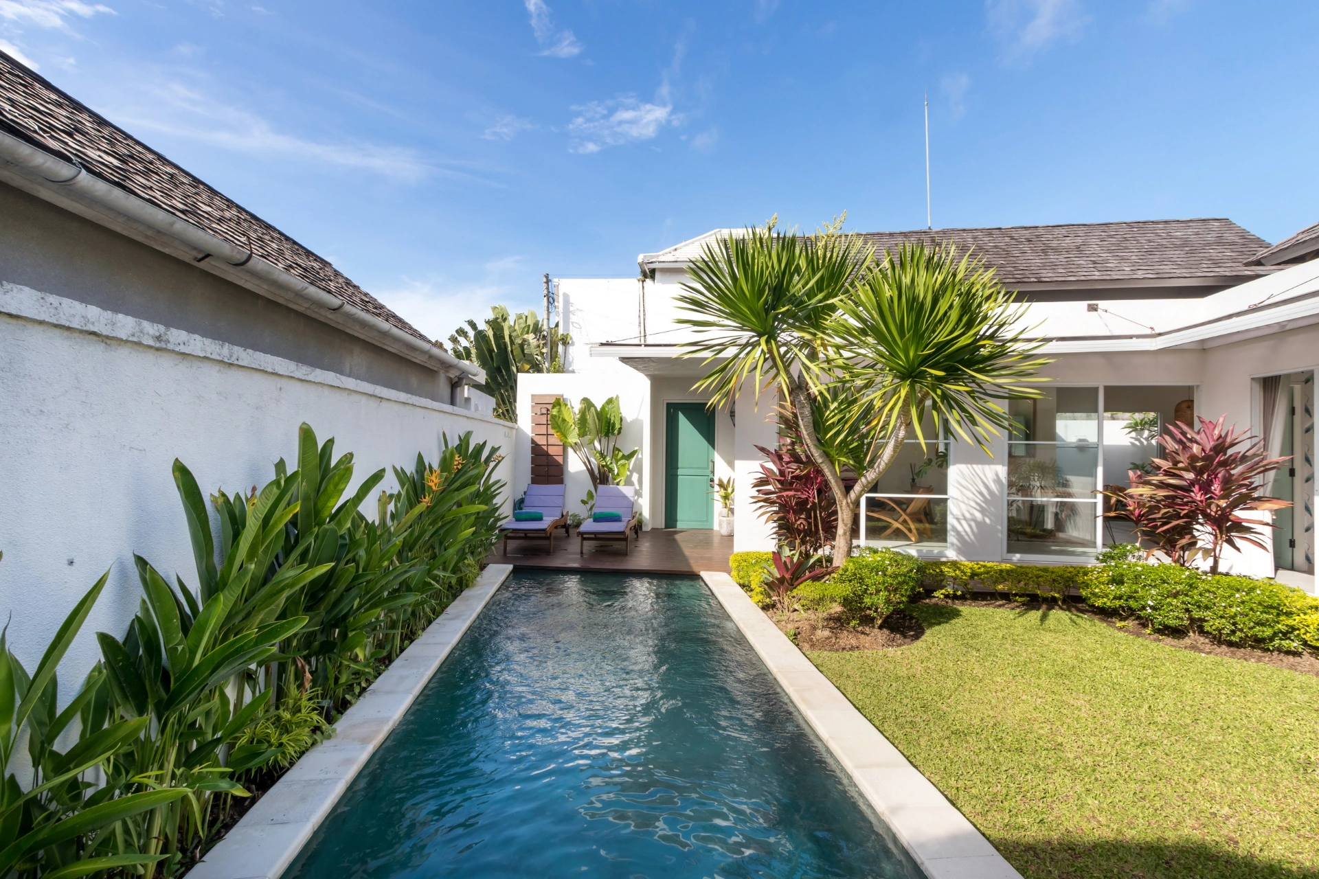 Villa Kamelia - Charming 3-Bedroom Tropical Haven with Garden in Prime Berawa, 3-bed villa for rent in Canggu – photo 4 of 15
