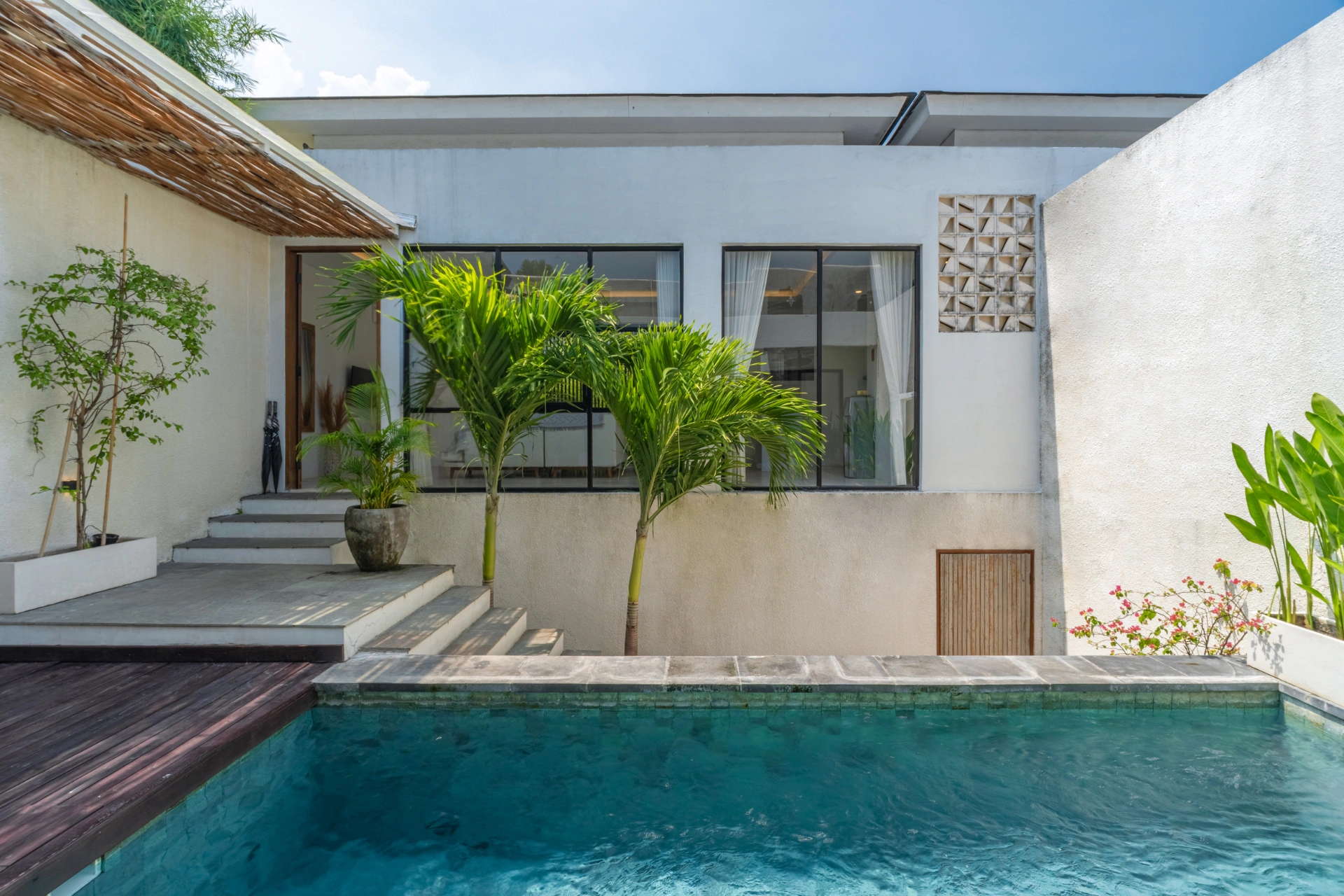 Cozy, stylish villa in Umalas opposite the Liga Tennis, next to the Pizza Fabbrica. 10 minutes drive to Berawa Beach., 2-bed villa for rent in Canggu – photo 2 of 15