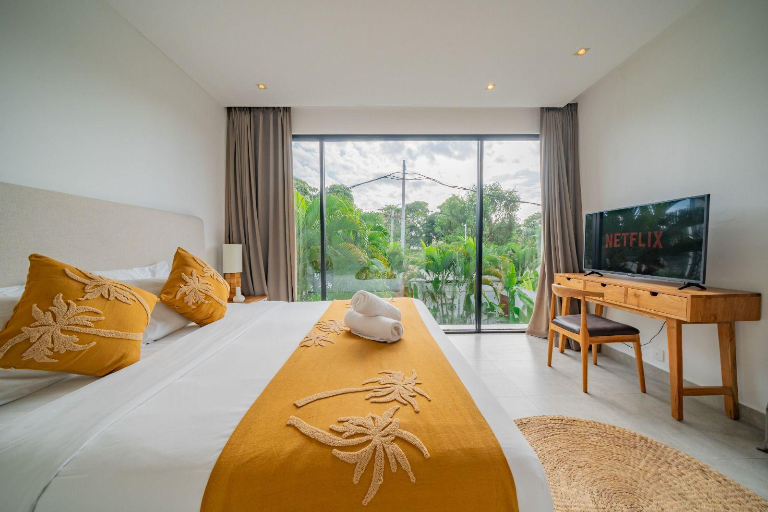 Exclusive Tropical Garden Villa in Berawa, 3-bed villa for rent in Canggu – photo 8 of 15