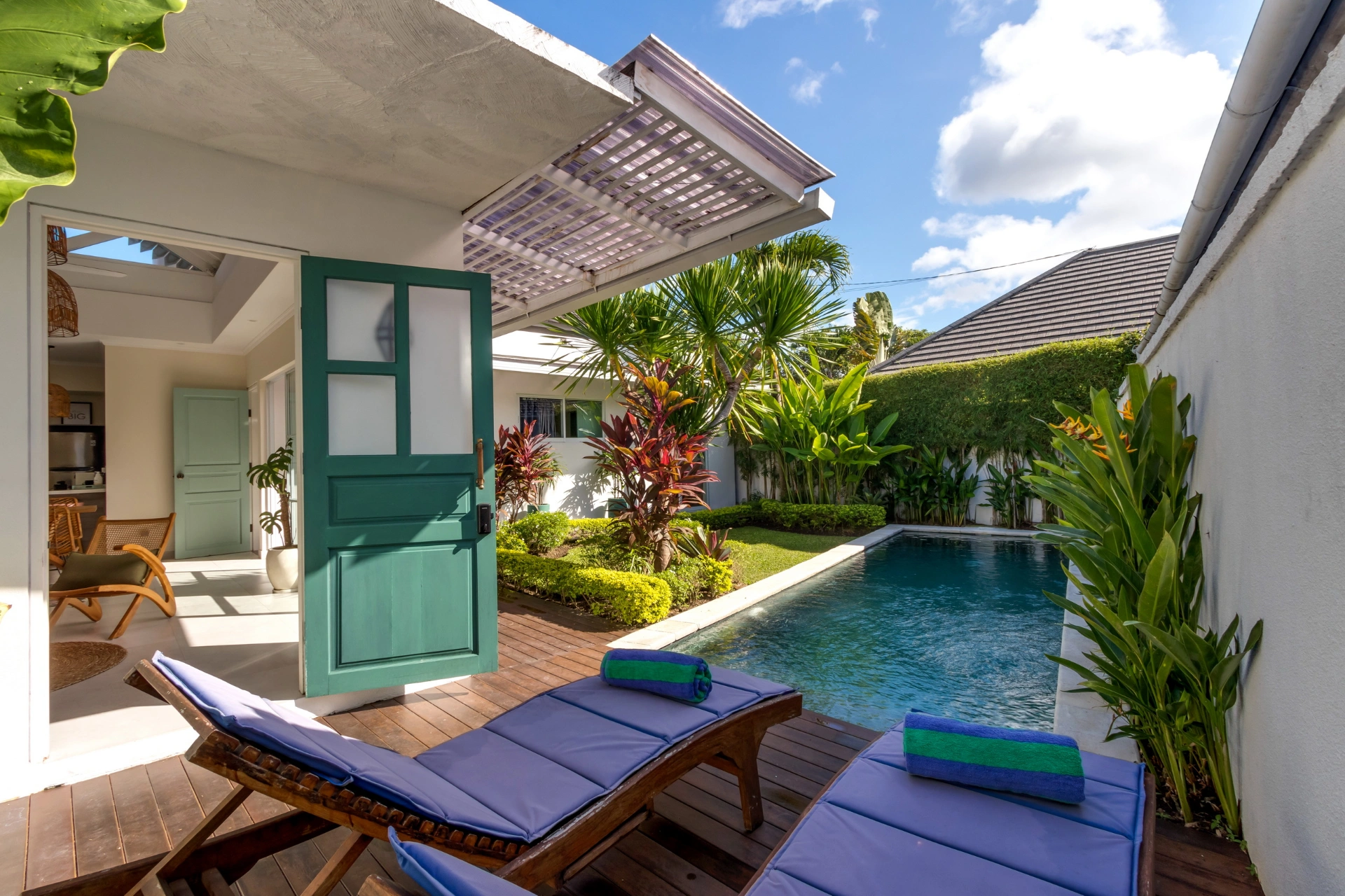 Villa Kamelia - Charming 3-Bedroom Tropical Haven with Garden in Prime Berawa, 3-bed villa for rent in Canggu – photo 2 of 15