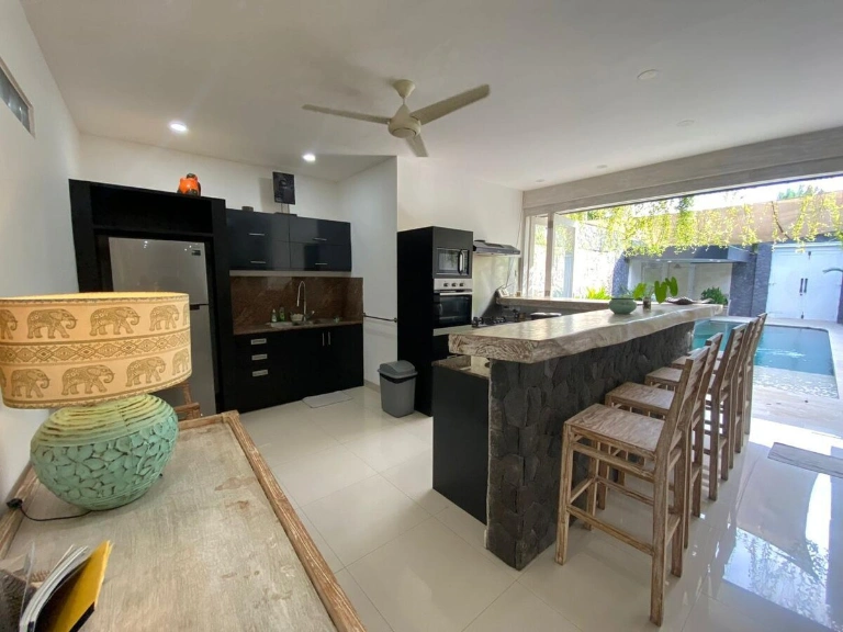 Luxury 3 BR Elegant intertior perfect for group in Umalas, 3-bed villa for rent in Canggu – photo 12 of 15