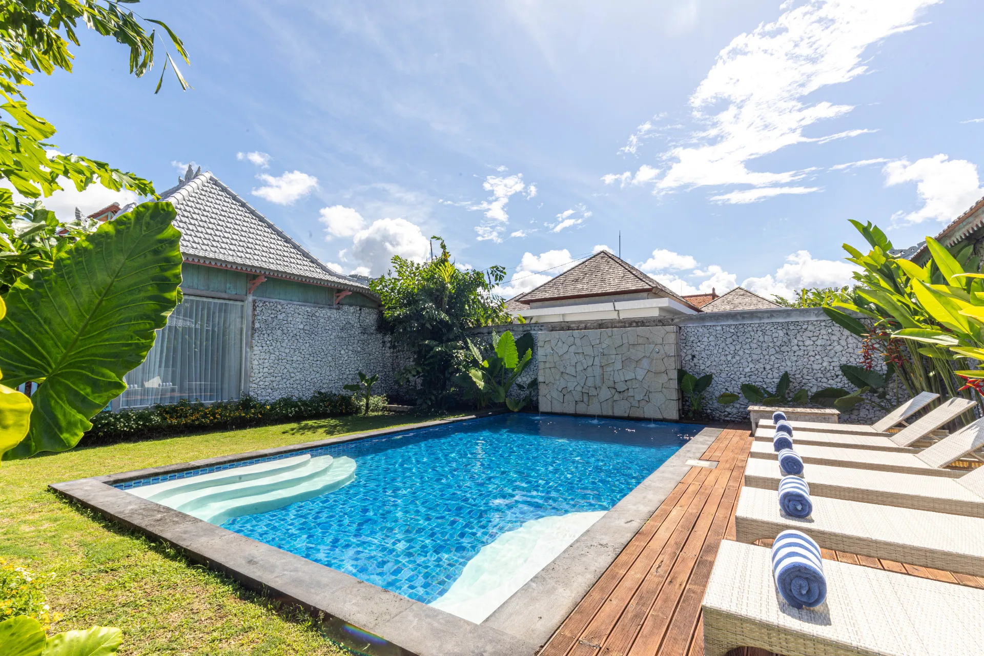 Charming 1BR Garden Villa w/ Pool, Balcony & Jacuzzi, 1-bed villa for rent in Canggu – photo 3 of 9
