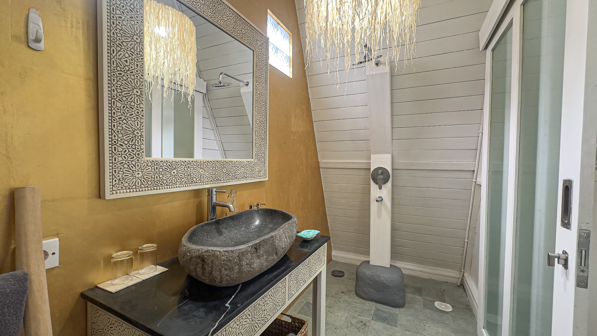 6 Bedroom Modern Joglo Villa with Big Garden in Canggu, Bali, 6-bed villa for rent in Canggu – photo 11 of 15