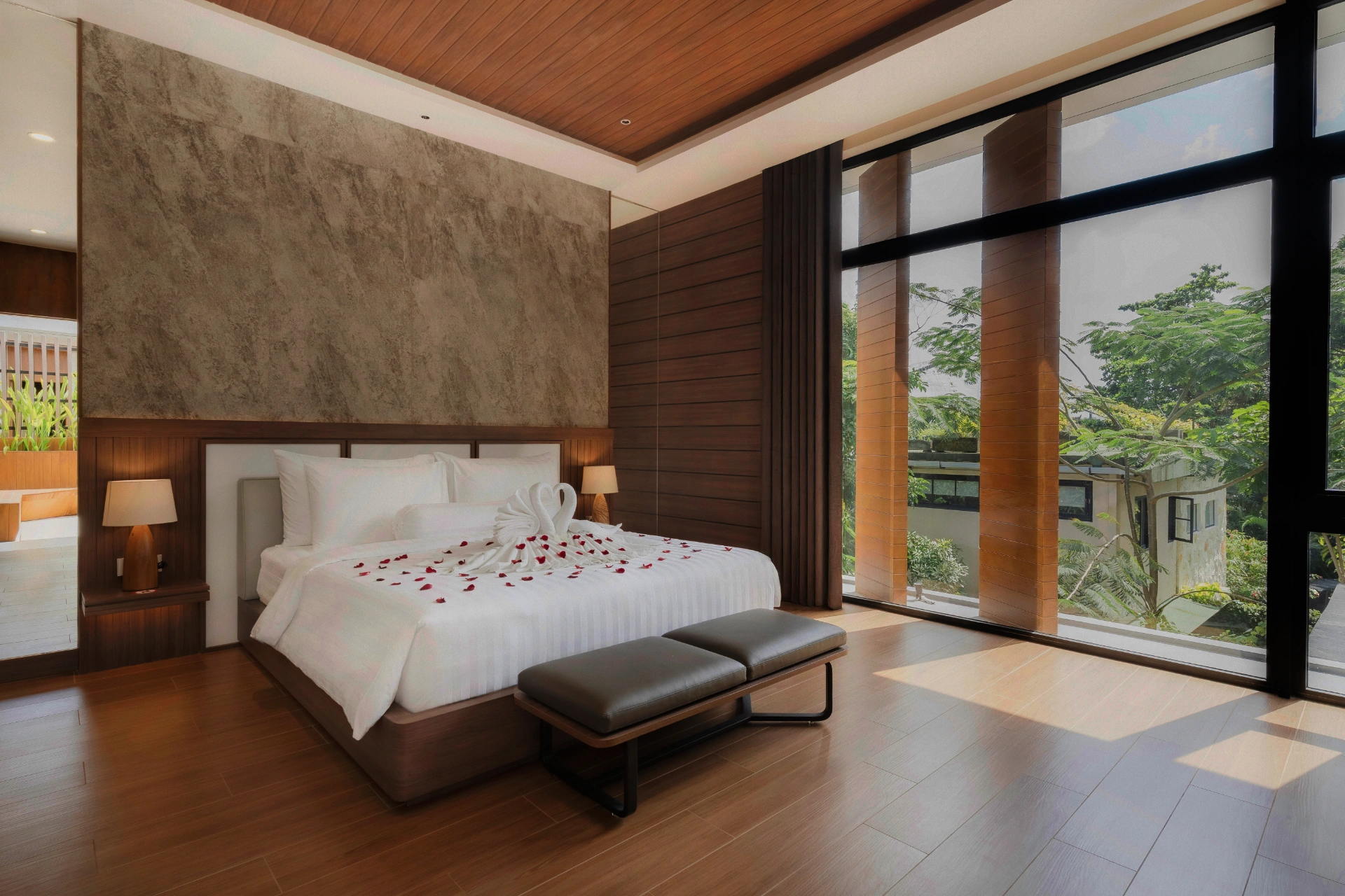 Sun-Drenched 5BR Villa w/ Ground-Floor Suite, 5-bed villa for rent in Kuta – photo 13 of 15