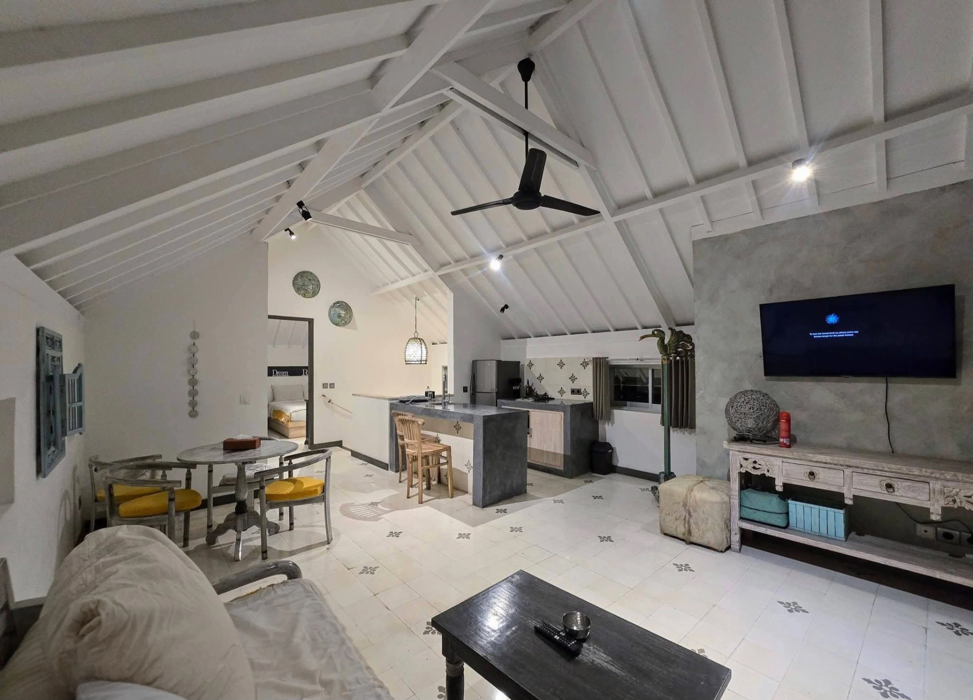 Modern Tropical Villa | 3 Ensuite Bedrooms Arround Restaurant + Coffe Shop, 3-bed villa for rent in Seminyak – photo 10 of 15