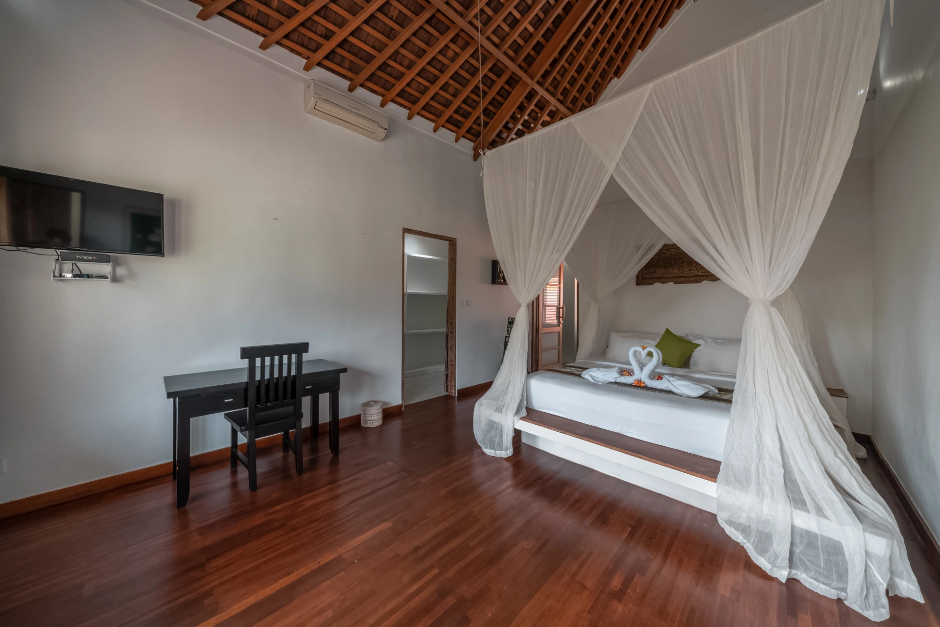 Luxe Balinese Escape: 4BR Villa in Seminyak, 4-bed villa for rent in Seminyak – photo 5 of 15