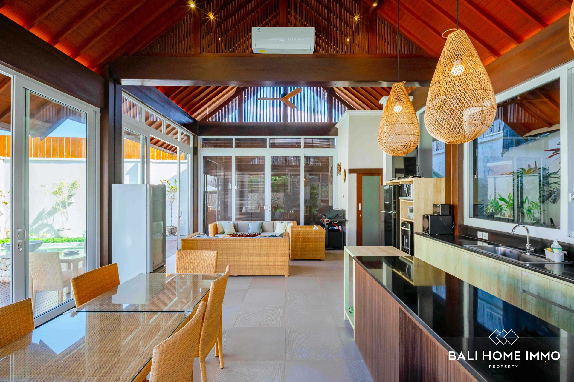 Spacious 4 Bedrooms Villa for Rent in Uluwatu, 4-bed villa for rent in Uluwatu – photo 10 of 15