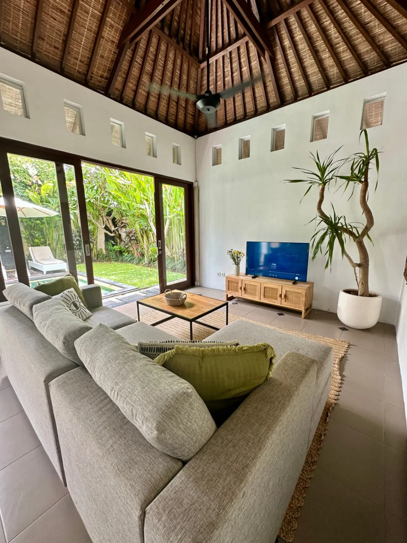 Modern 3BR Villa w/ Private Pool and Home Office, Beachside, 3-bed villa for rent in Canggu – photo 2 of 11