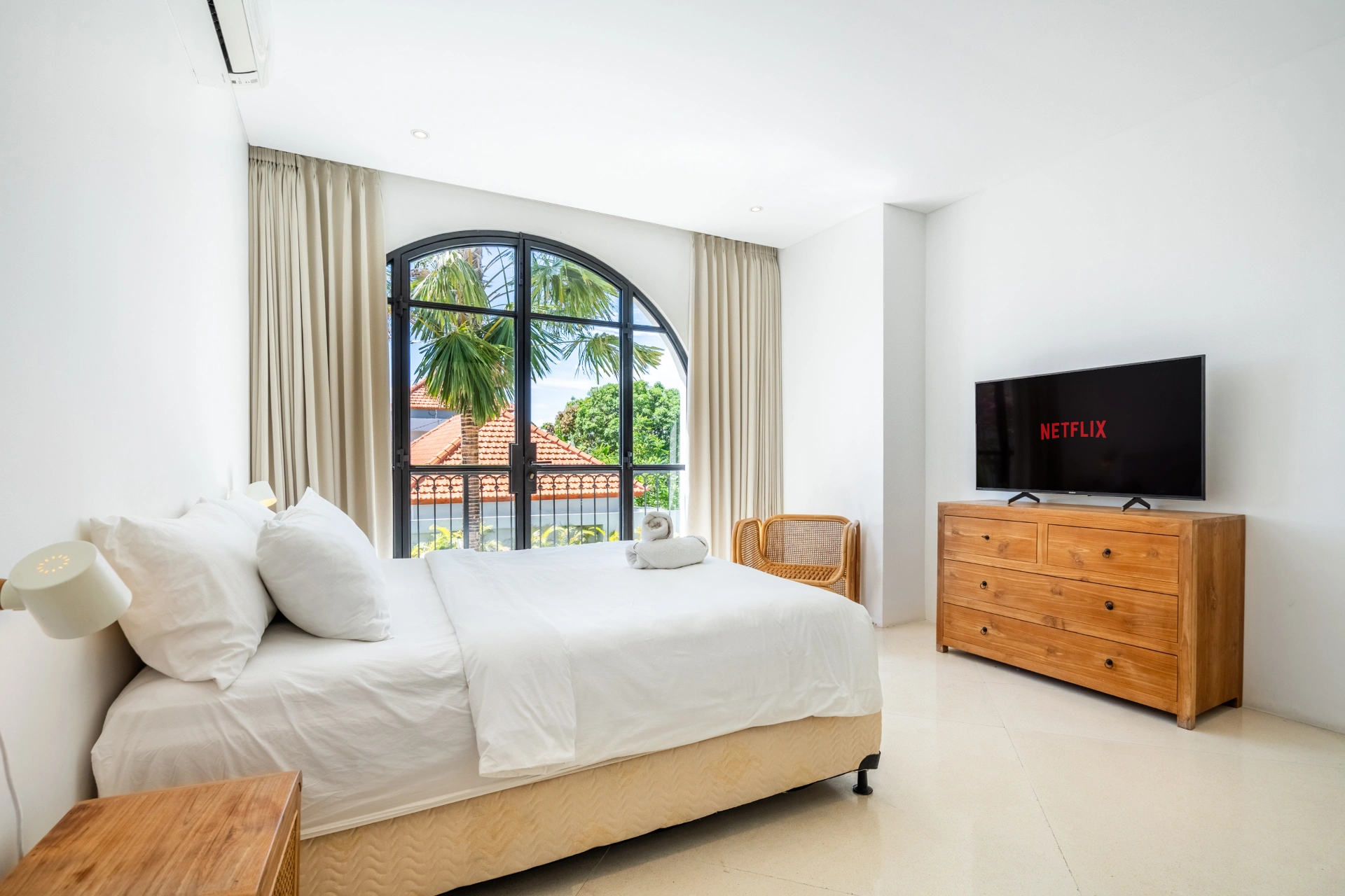 Bianca - Pool Table & BBQ Villa, Canggu, 4-bed villa for rent in Canggu – photo 10 of 15