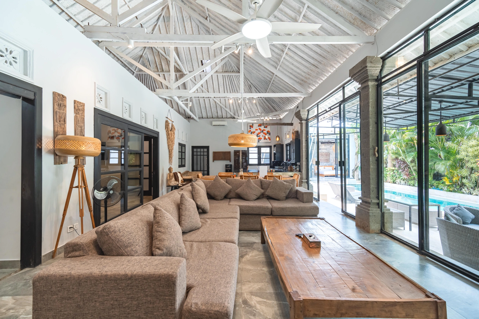 4BR Luxury Pool Villa • 2 Bathtubs • Quiet End Street • Closed Living, 4-bed villa for rent in Seminyak – photo 7 of 12
