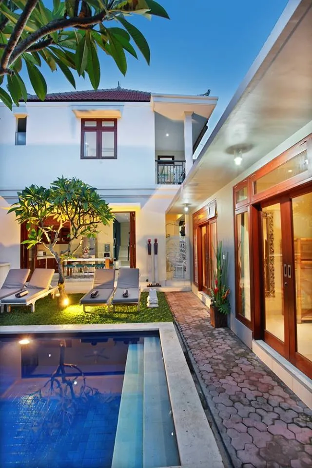 Seminyak 5BR Double Six Beach Villa. Private Pool. Staff. Walk to Beach & Shops, 5-bed villa for rent in Seminyak – photo 3 of 15