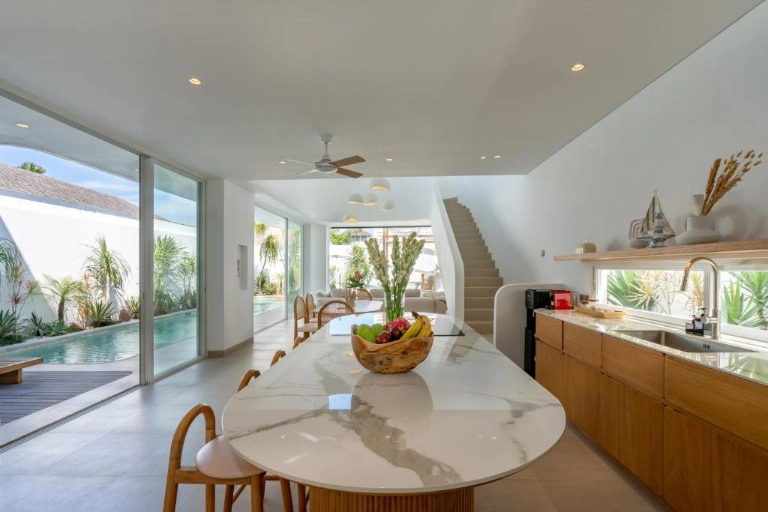 4BR Luxury Villa in Canggu, 4-bed villa for rent in Canggu – photo 13 of 15