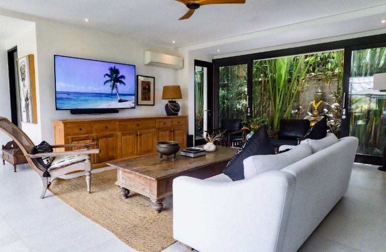 Private 4-Bedroom Villa in Kaba-Kaba, Bali | Quiet, luxurious living, 4-bed villa for rent in Seseh – photo 8 of 15