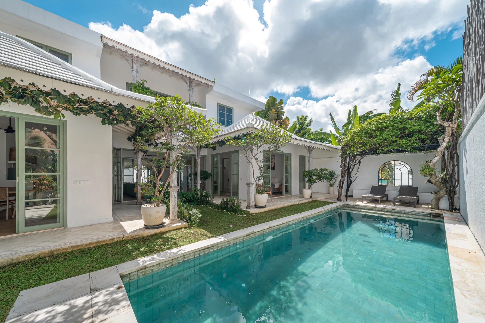 Villa Arjuna - 2 Bedrooms Colonial Tropical Villa in Prime Berawa Location, 2-bed villa for rent in Canggu – photo 3 of 15