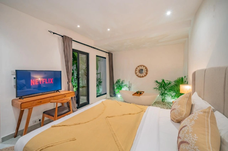 3 Bedroom Luxury Modern Tropical in Berawa, 3-bed villa for rent in Canggu – photo 11 of 15
