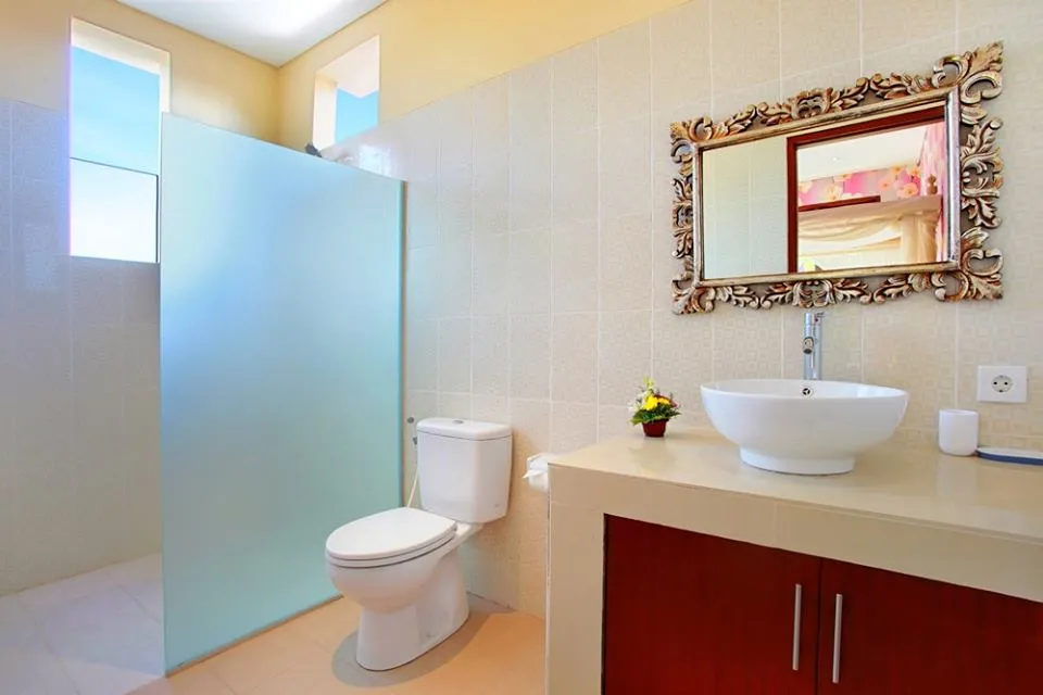Seminyak 5BR Double Six Beach Villa. Private Pool. Staff. Walk to Beach & Shops, 5-bed villa for rent in Seminyak – photo 9 of 15
