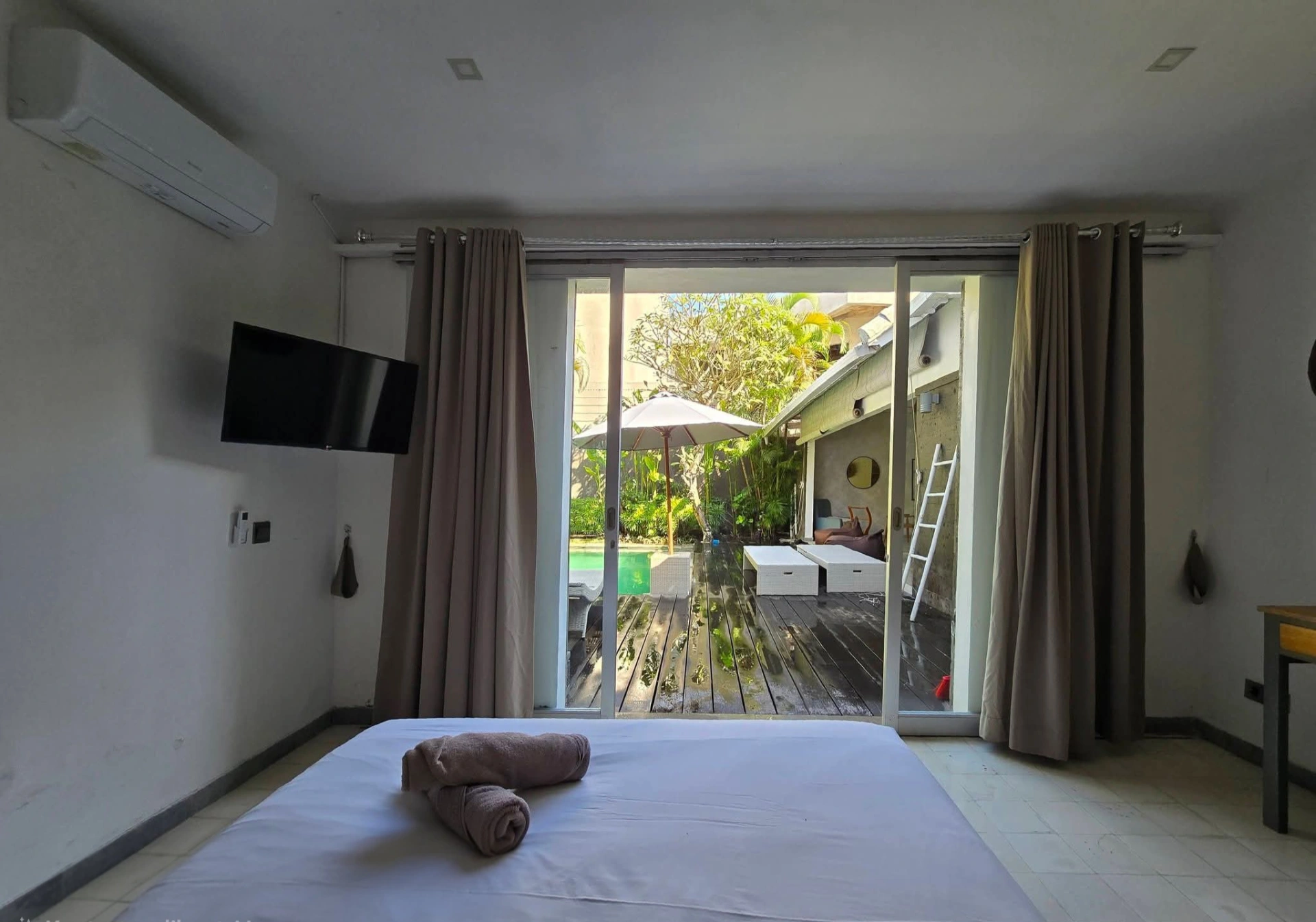 Modern Tropical Villa | 3 Ensuite Bedrooms Arround Restaurant + Coffe Shop, 3-bed villa for rent in Seminyak – photo 7 of 15
