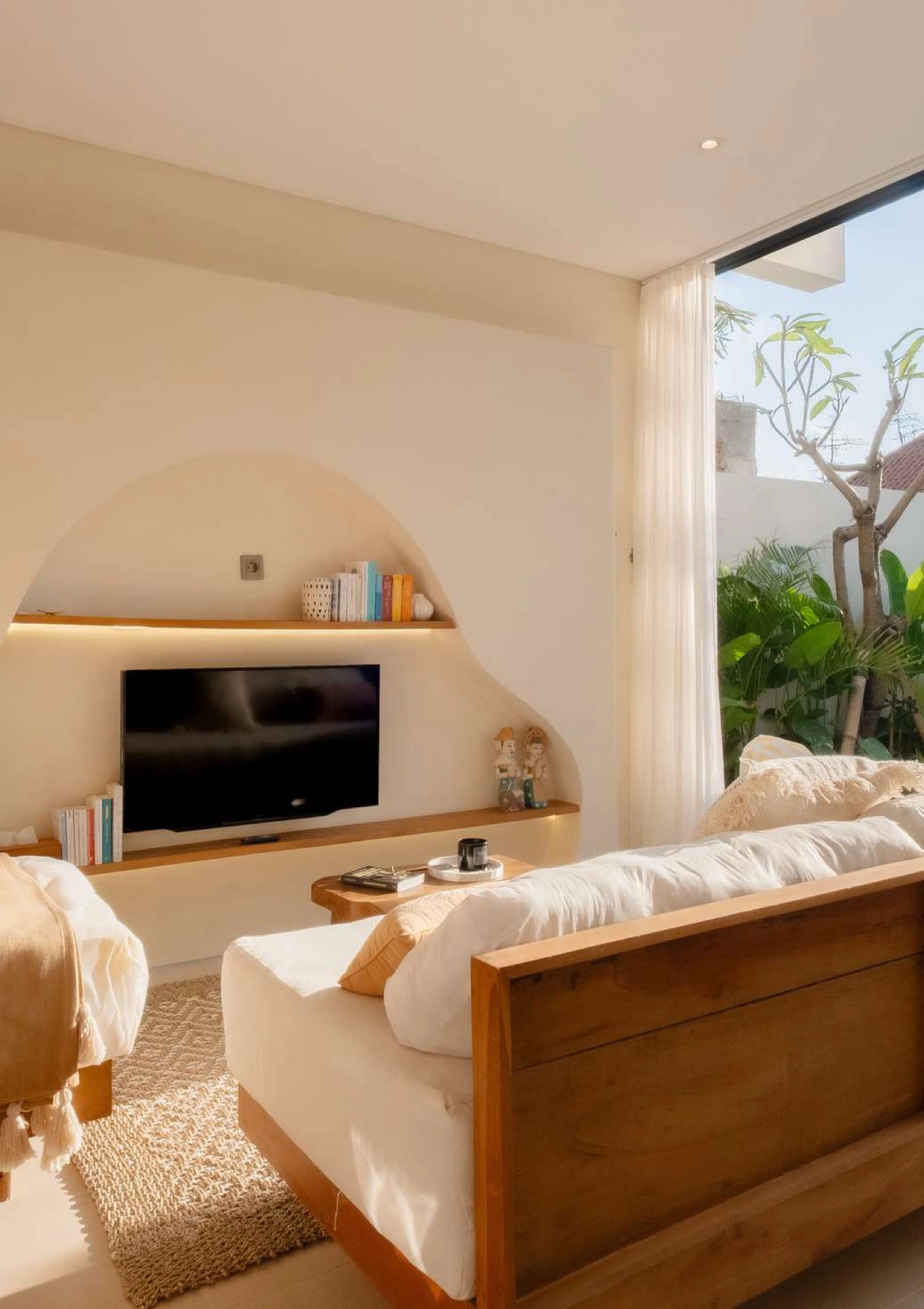 Modern 1BR Townhouse w/ Private Plunge Pool, 1-bed villa for rent in Ubud – photo 2 of 9