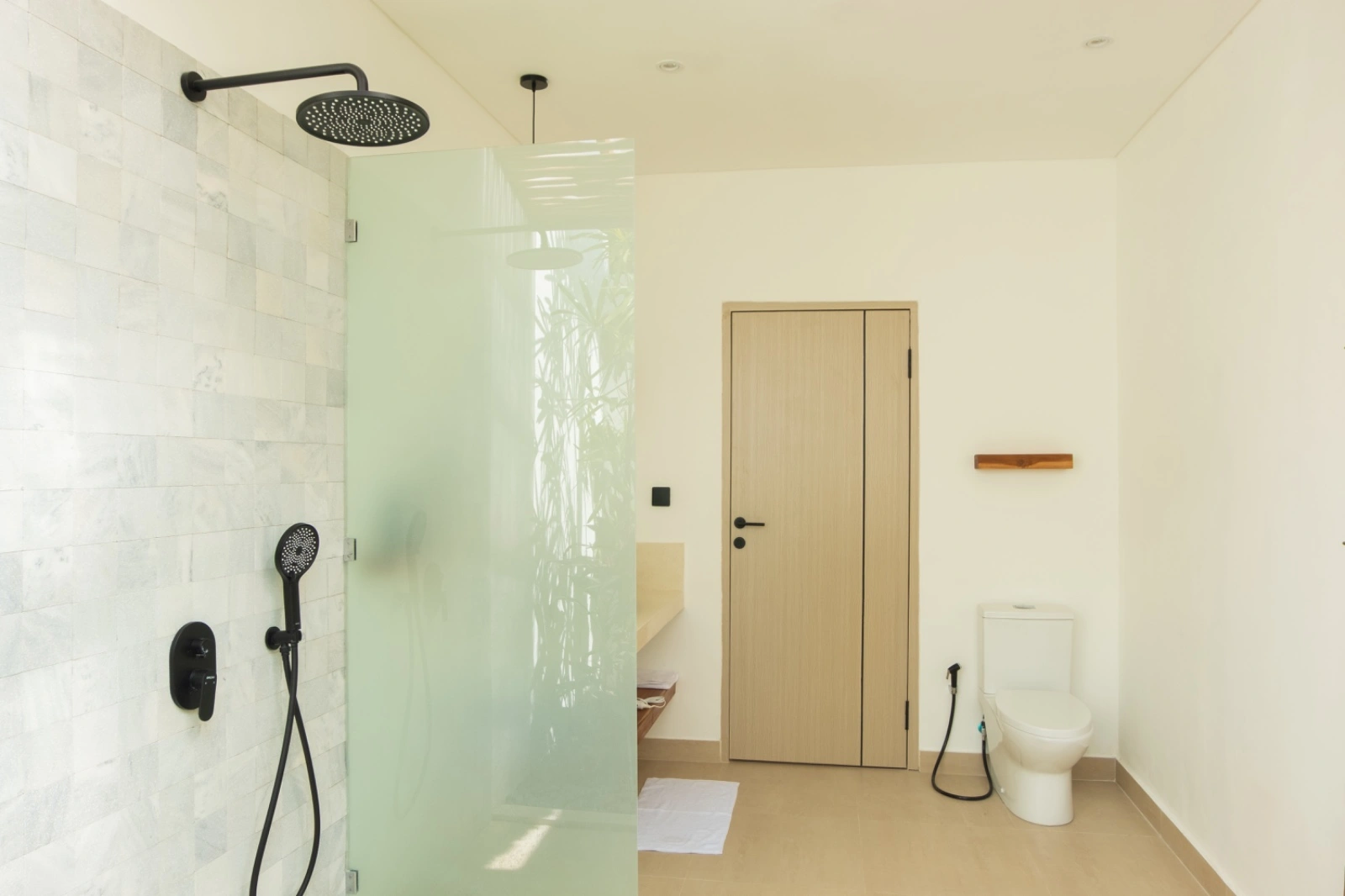 Modern 3-Bedroom Villa for Monthly or Yearly Rental – Kerobokan, Bali, 3-bed villa for rent in Canggu – photo 13 of 15