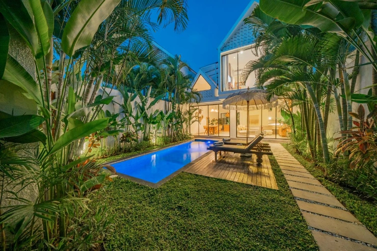 3 Bedroom Luxury Modern Tropical in Berawa, 3-bed villa for rent in Canggu – photo 2 of 15