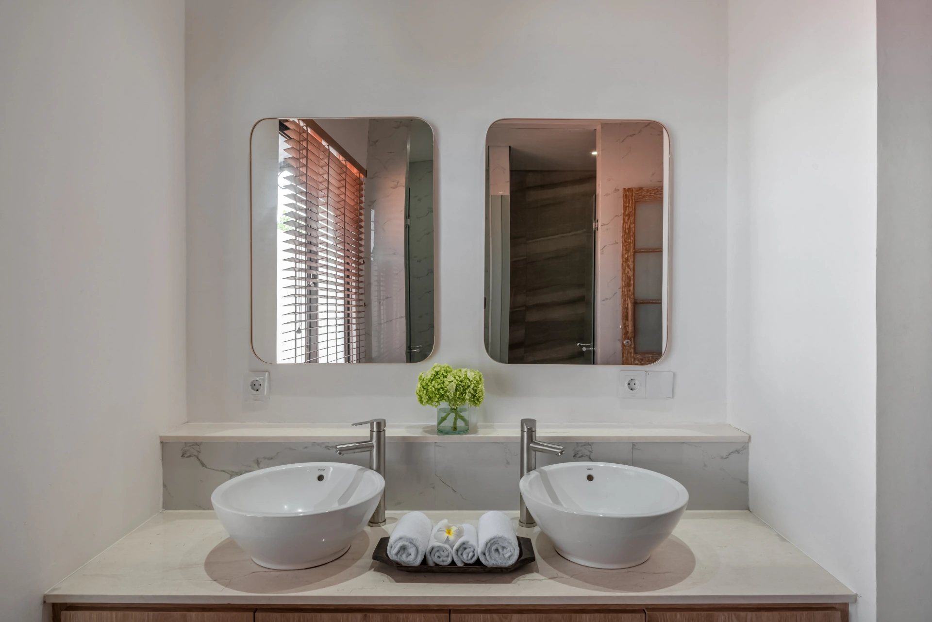 Luxe Balinese Escape: 4BR Villa in Seminyak, 4-bed villa for rent in Seminyak – photo 9 of 15