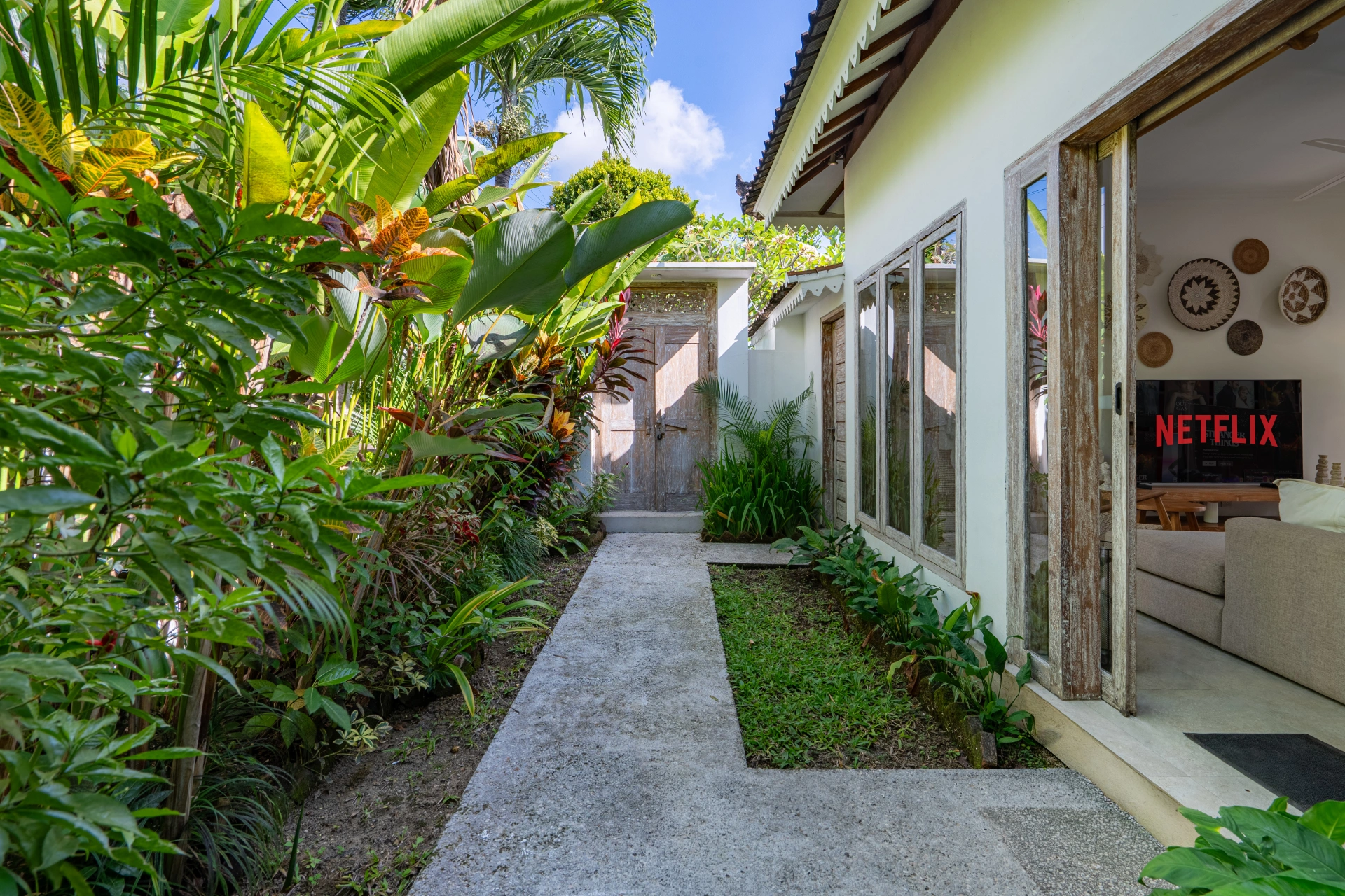 Santi - 3BR Villa with Pool & Daybed, Canggu, 3-bed villa for rent in Canggu – photo 11 of 15