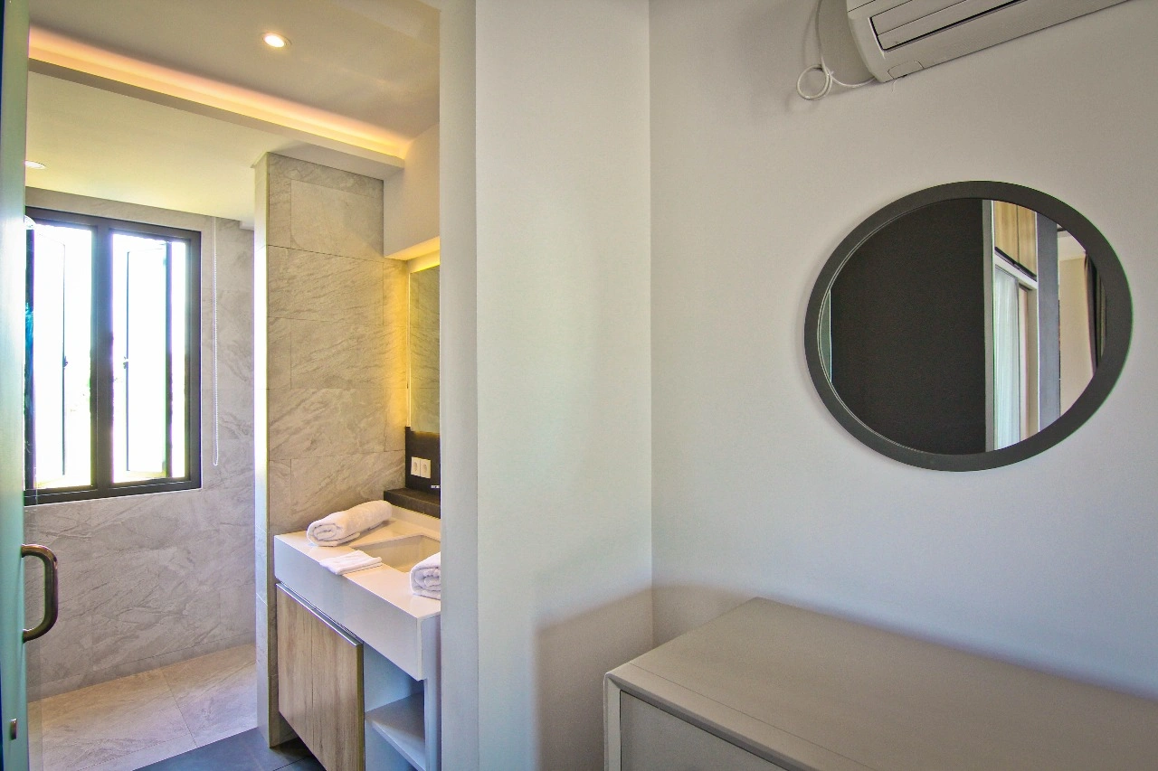 SEA BREEZE APARTMENT - UNIT 4 (Modern 1BR Studio Berawa • Near Beach & Finns), 1-bed villa for rent in Canggu – photo 9 of 10