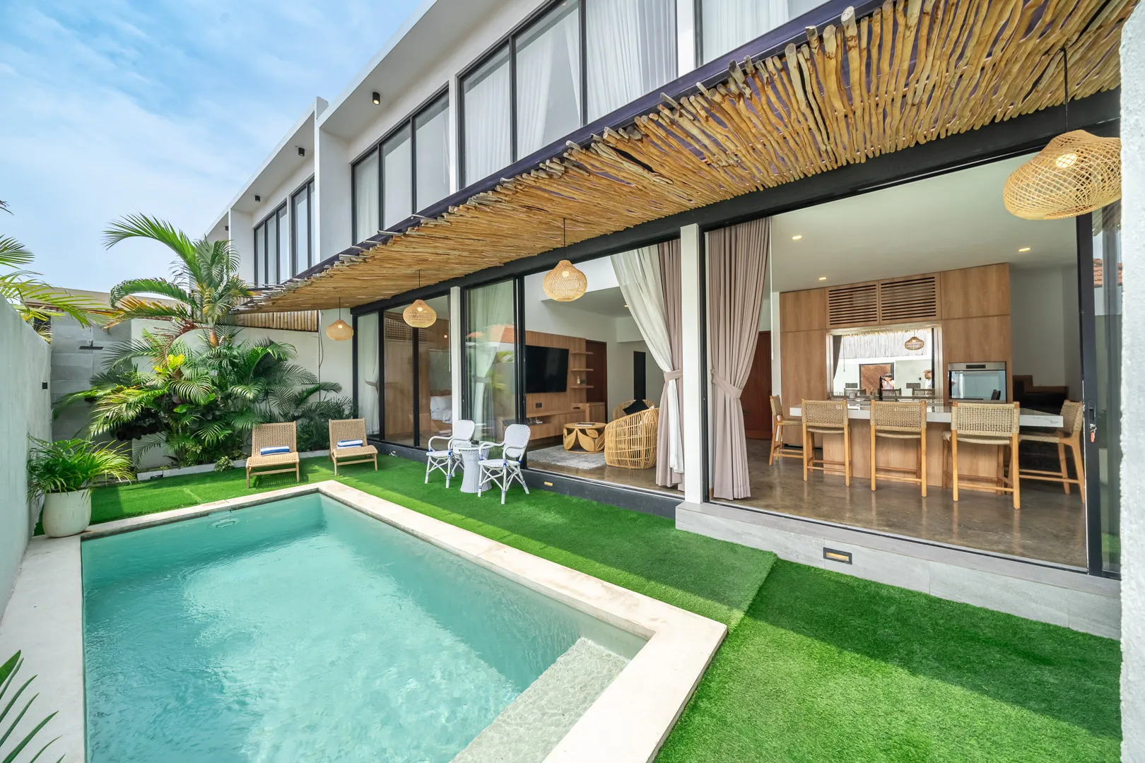 3BR Luxury Villa with Jacuzzi and Garden between Canggu and Umalas, 3-bed villa for rent in Canggu – photo 4 of 15