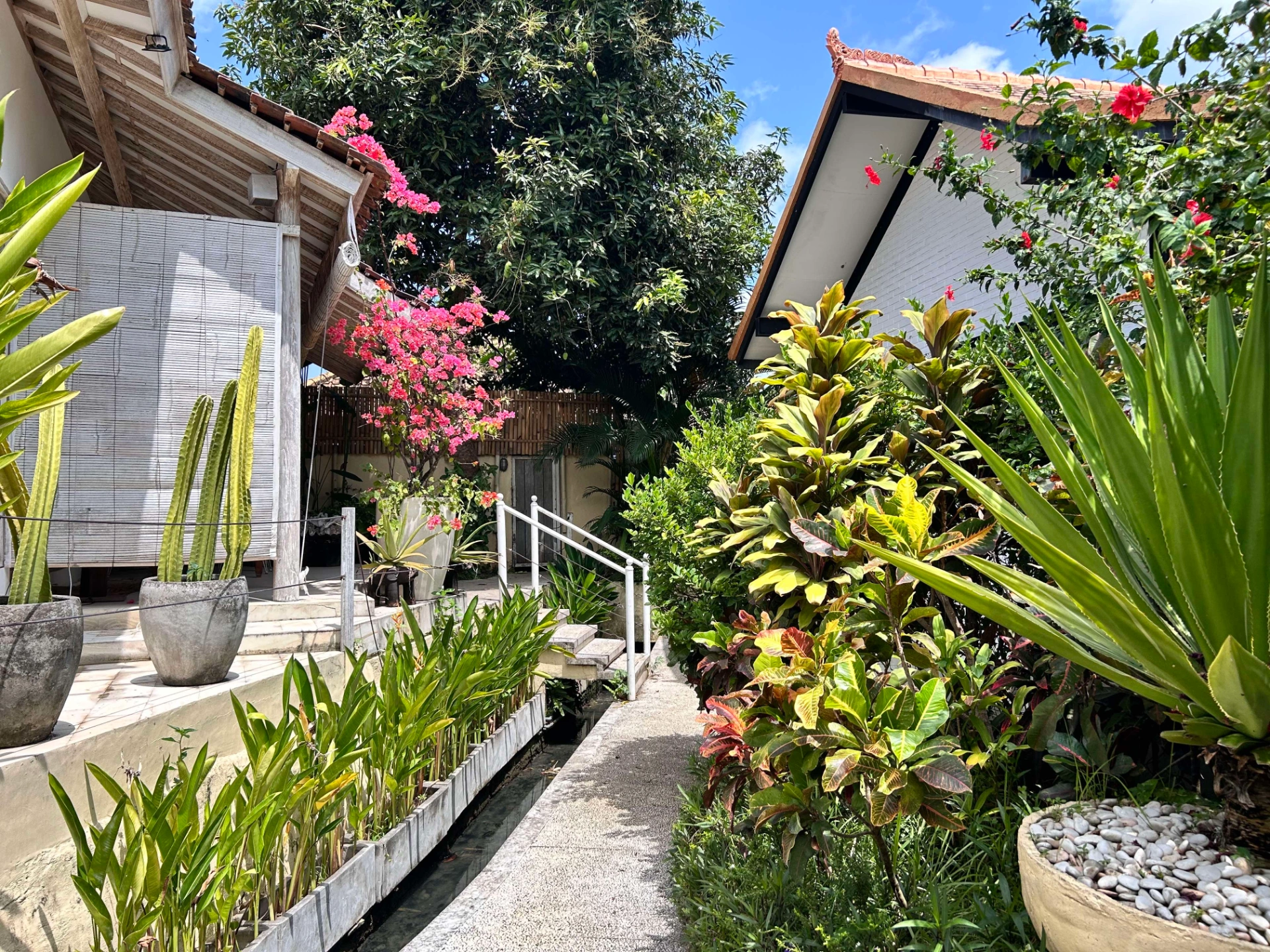Beach house with lush garden, 2-bed villa for rent in Pererenan – photo 7 of 15