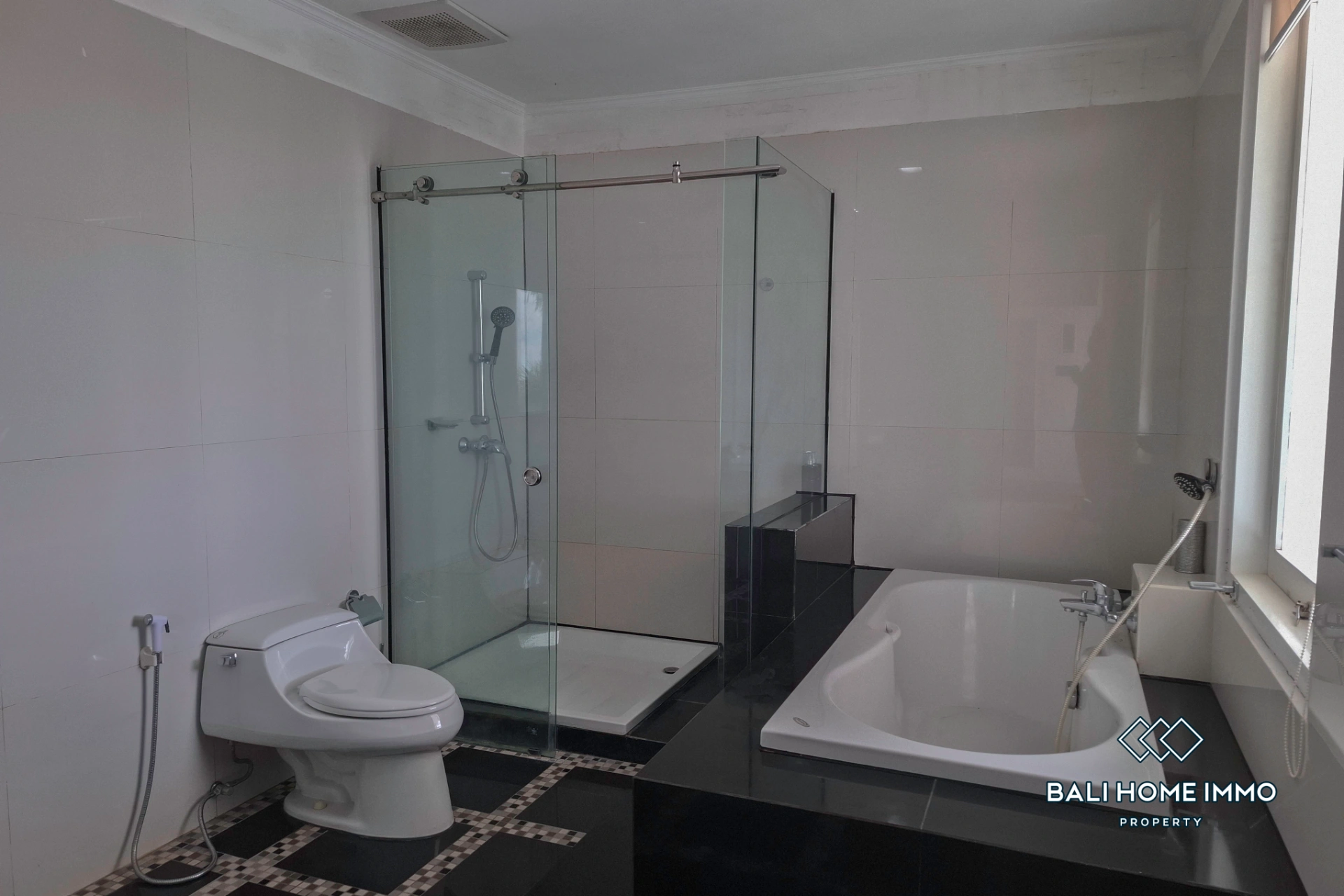Spacious 4 Bedrooms Ocean View Villa for Rent & Sale in Ungasan, 4-bed villa for rent in Uluwatu – photo 15 of 15