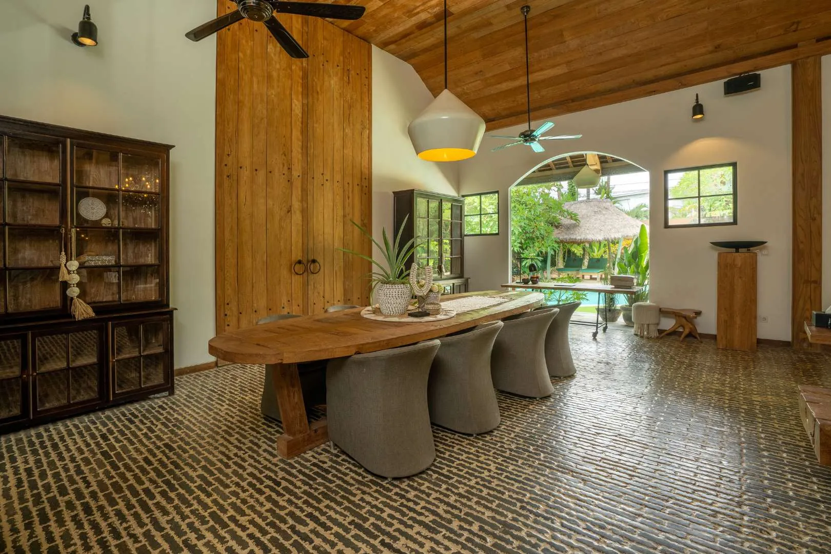5BR Luxury Tropical Villa Near Berawa Beach, 5-bed villa for rent in Canggu – photo 8 of 15