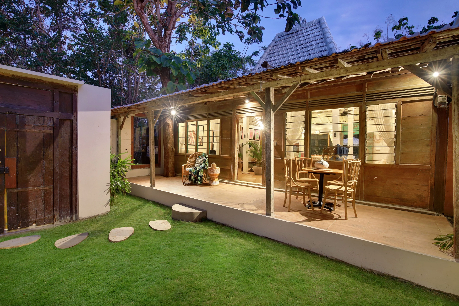 Traditional 1930's Joglo Beach House on a good size land in Uluwatu beaches area, 1-bed villa for rent in Uluwatu – photo 12 of 15